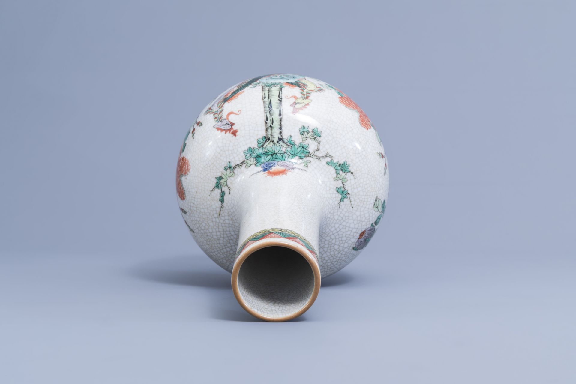 A Chinese bottle shaped Nanking crackle famille verte vase and two warrior jars, 19th/20th C. - Image 14 of 15