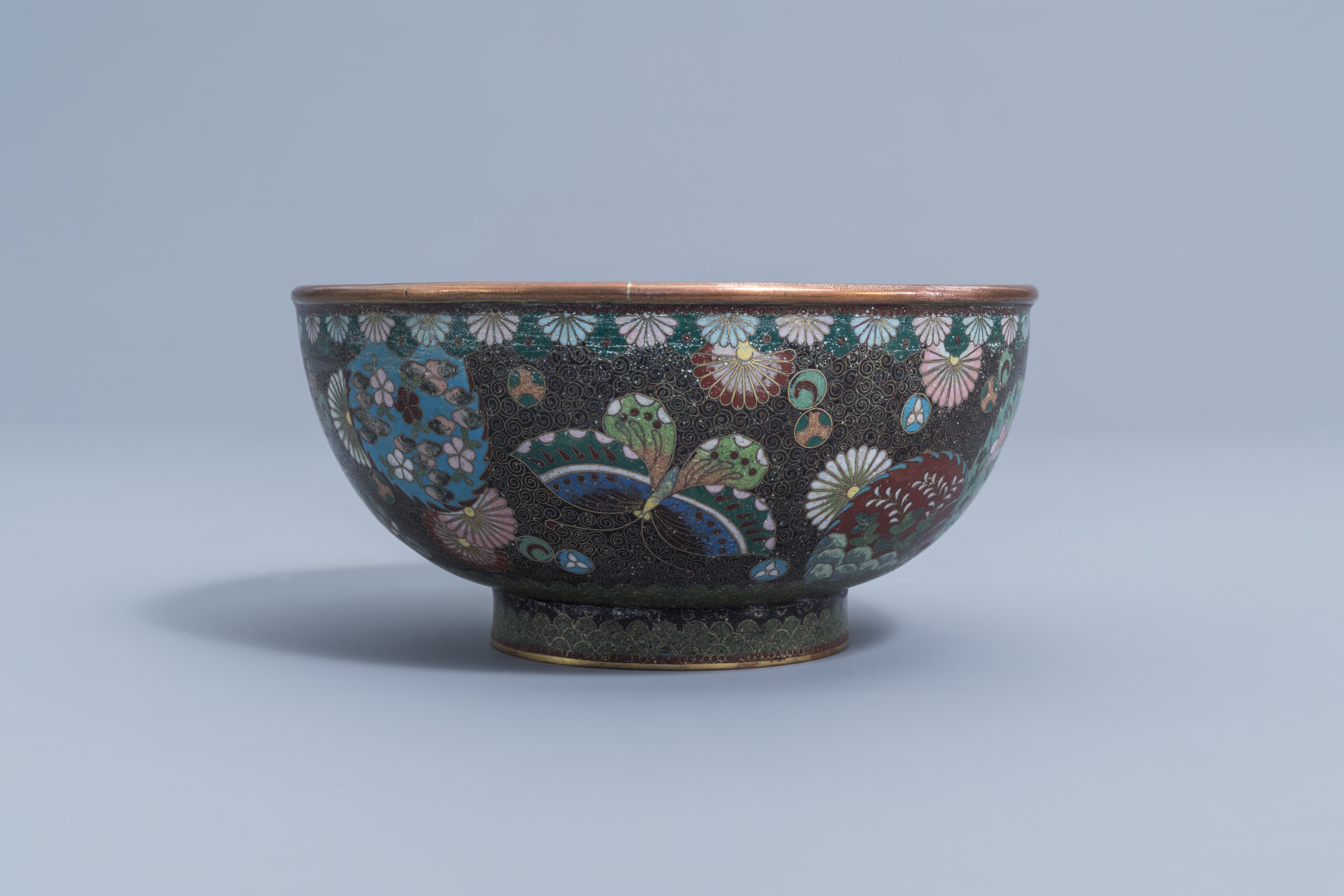 A Japanese cloisonne bowl with a phoenix, butterflies and floral design, Meiji, ca. 1900 - Image 3 of 7