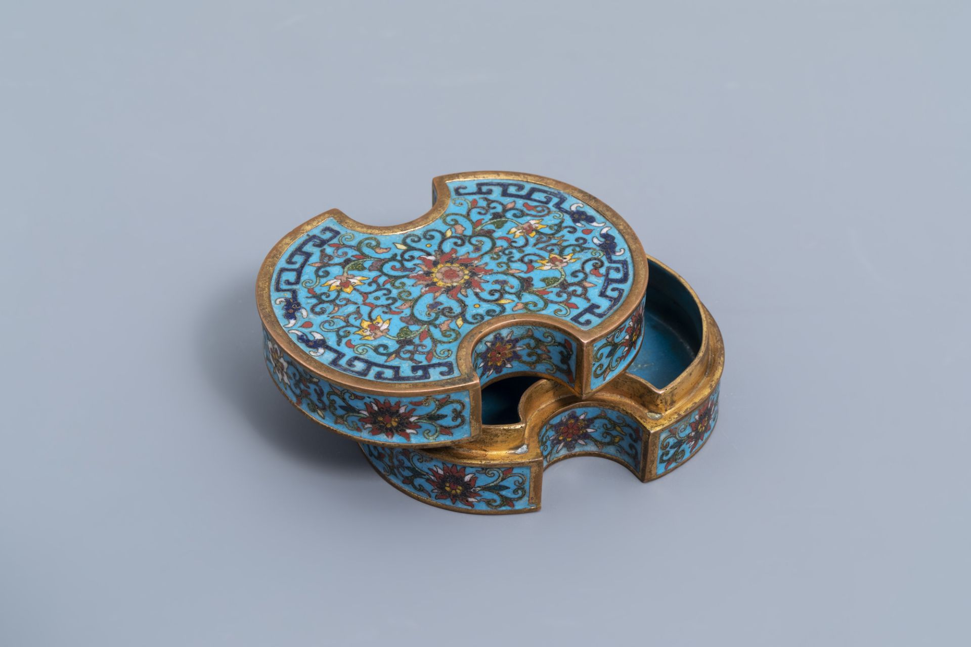 A Chinese cloisonne ingot shaped box and cover with lotus design, Qianlong mark, 19th C. - Image 2 of 9