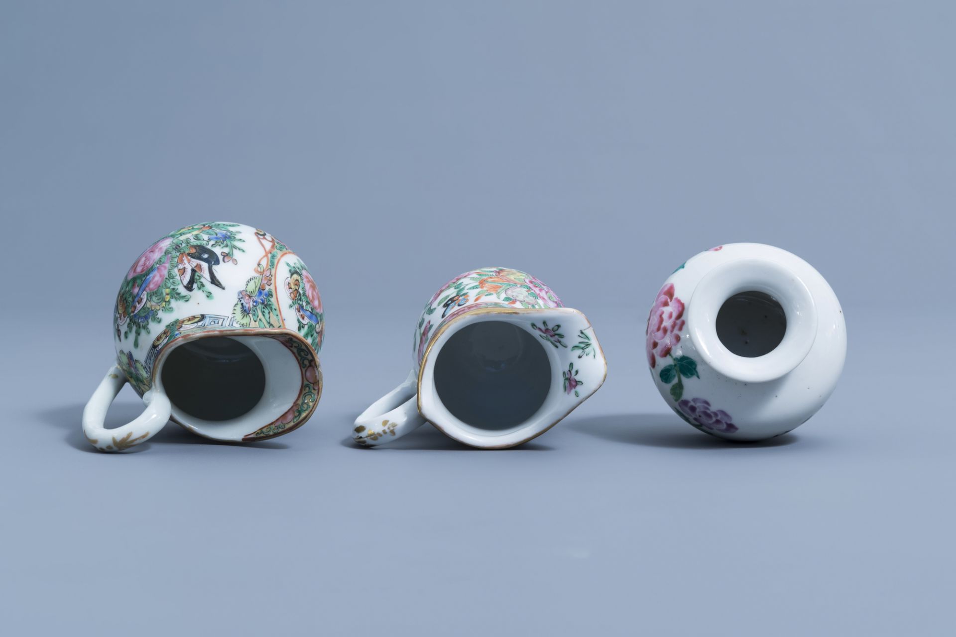 A varied collection of Chinese famille rose, verte, blue & white porcelain, 18th C. & later - Image 6 of 36