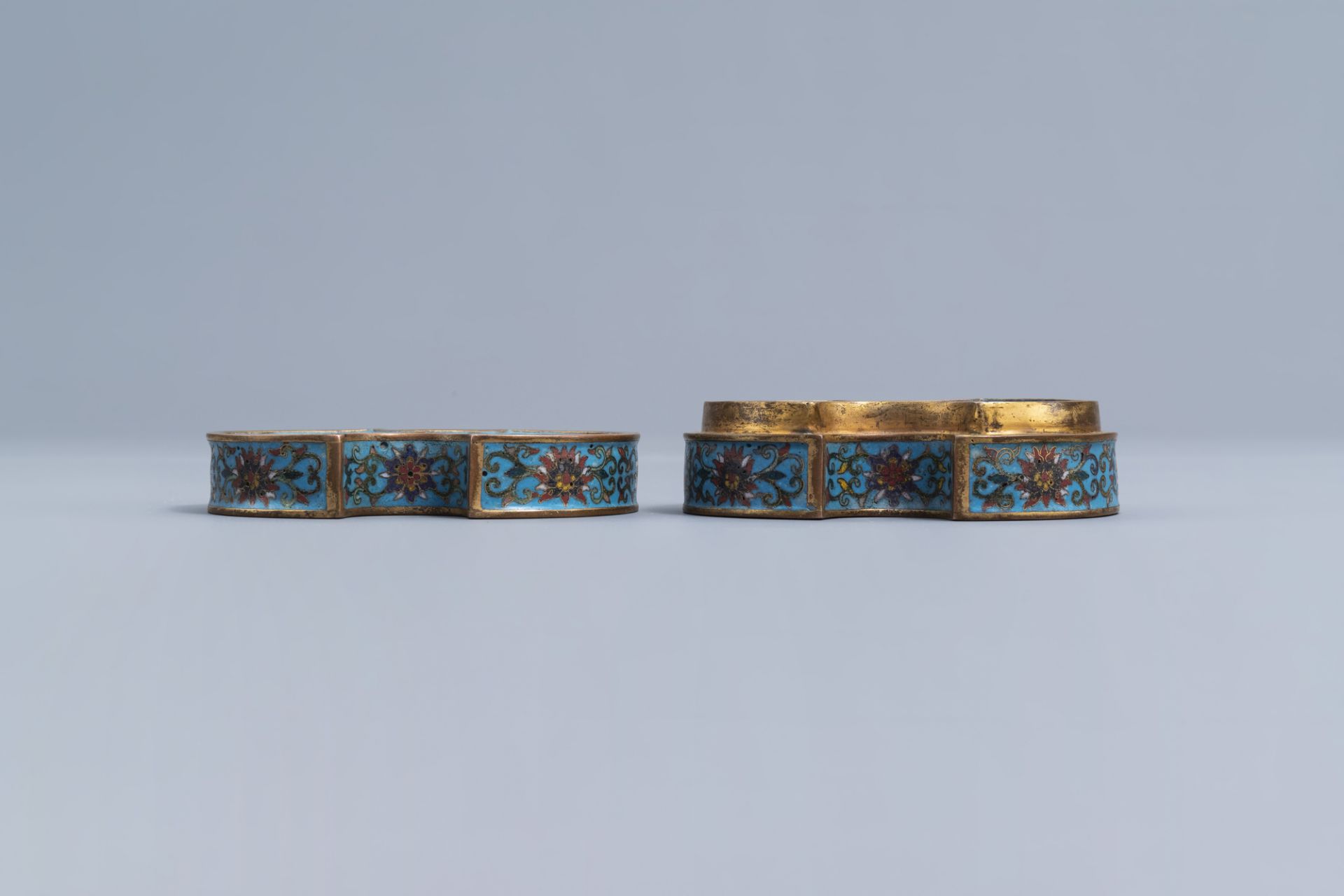 A Chinese cloisonne ingot shaped box and cover with lotus design, Qianlong mark, 19th C. - Image 9 of 9