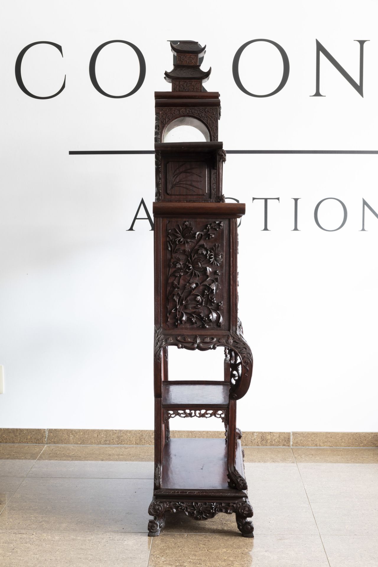 A Chinese reticulated wooden 'dragon' display cabinet, ca. 1900 - Image 4 of 7