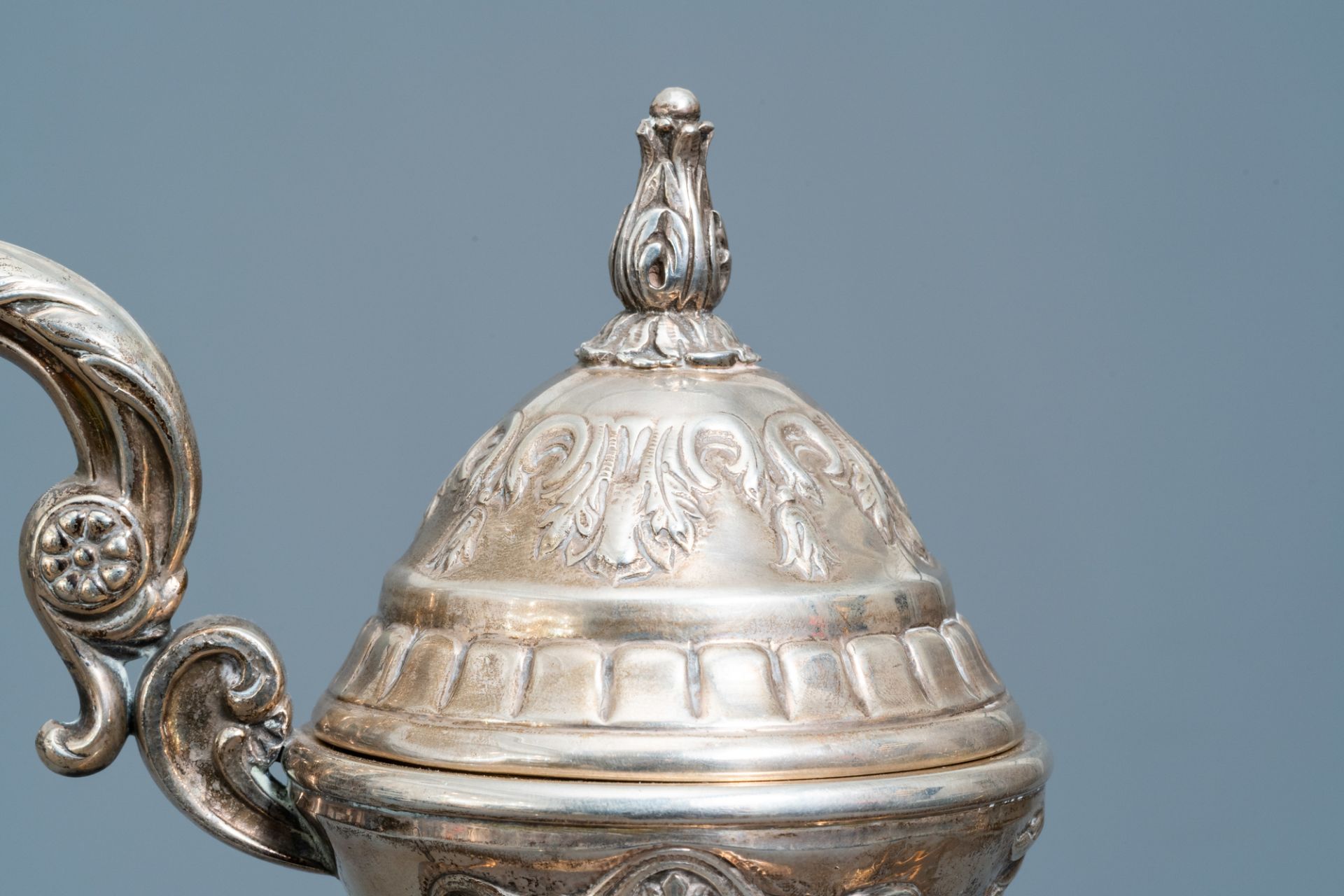 A Spanish inlaid silver Historicism jug with floral design and swans, 20th C. - Image 10 of 17