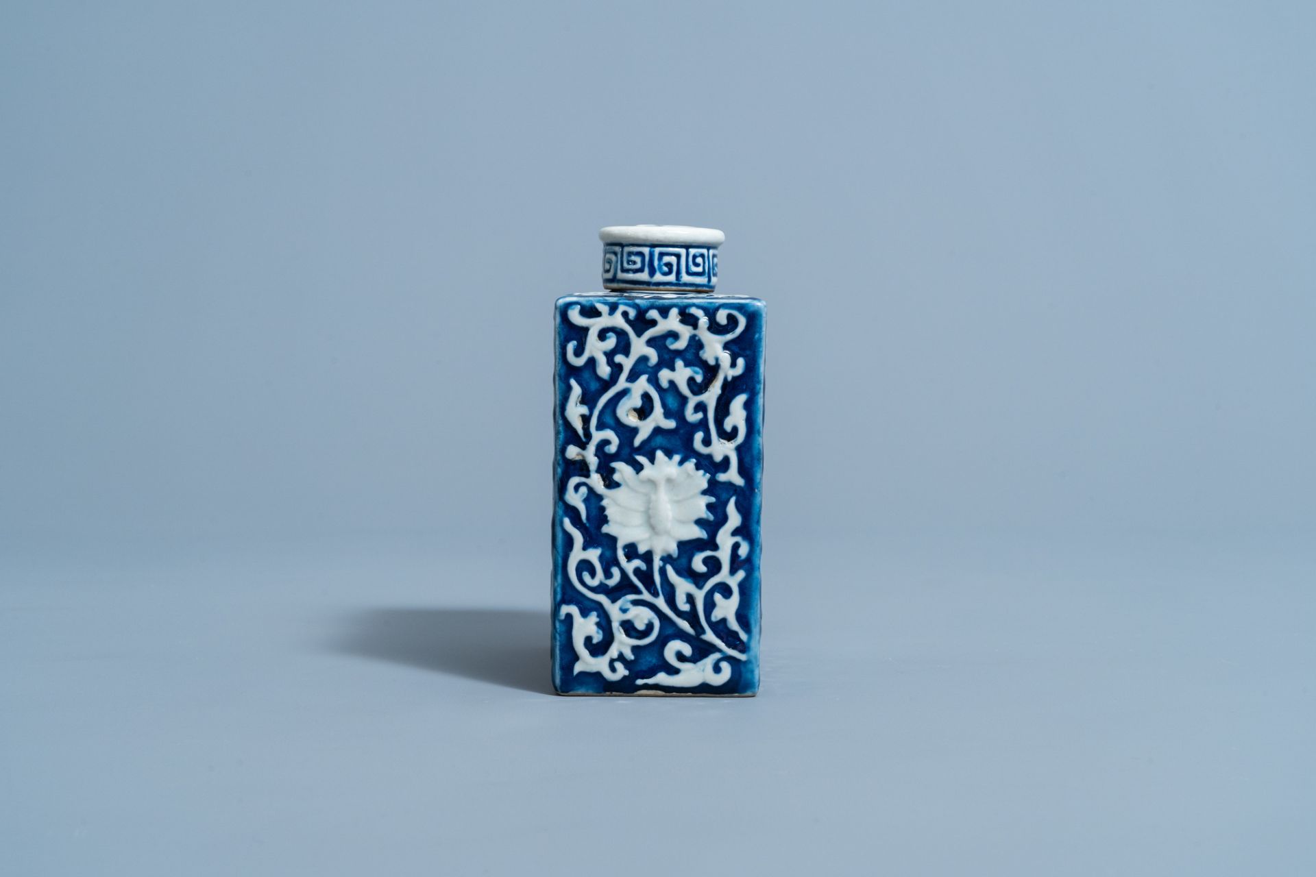 A Chinese blue and white 'Shou' tea caddy, 19th C. - Bild 5 aus 7