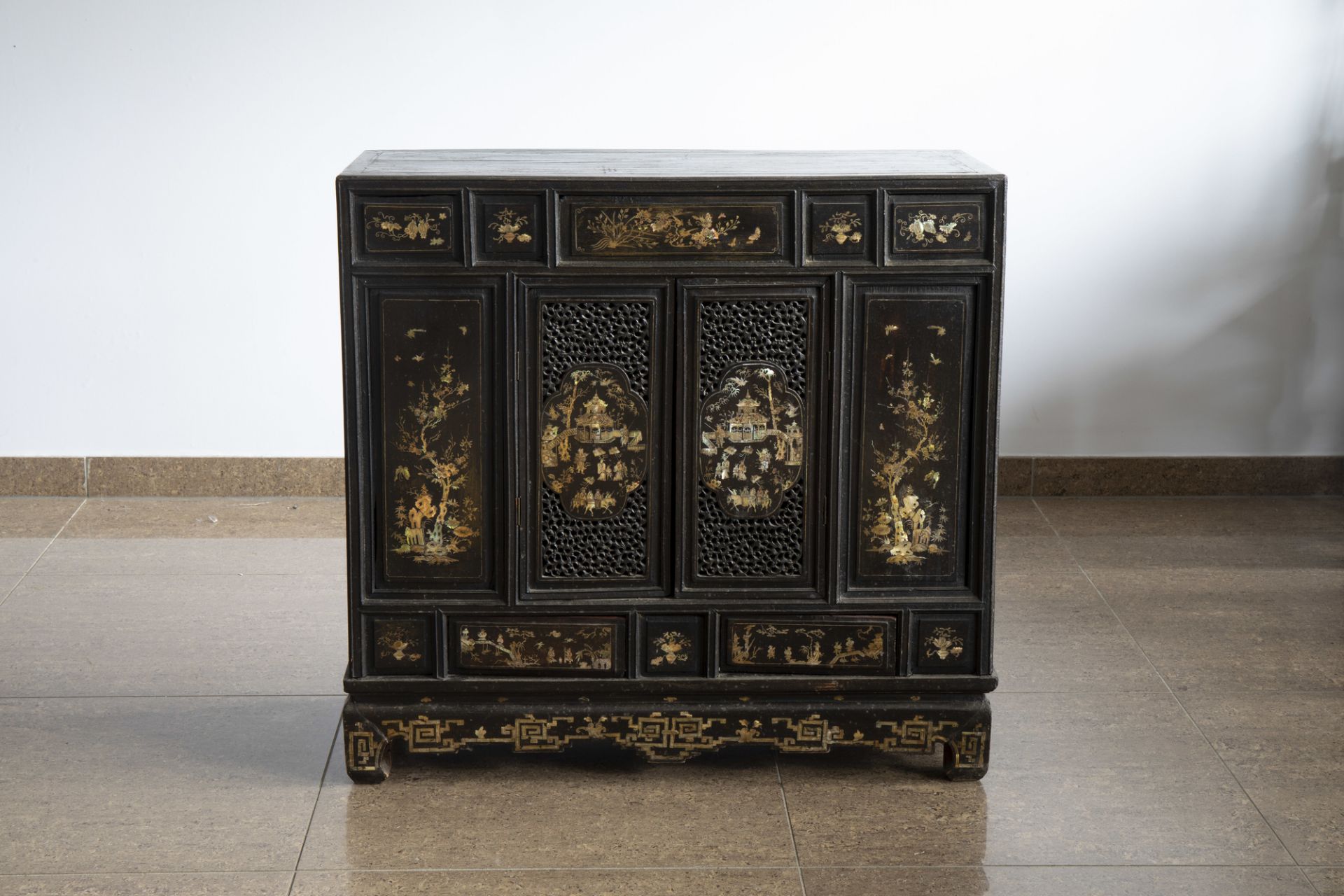 A Vietnamese mother-of-pearl inlaid wooden two-door cabinet with figures in a palace garden and flor - Image 3 of 8