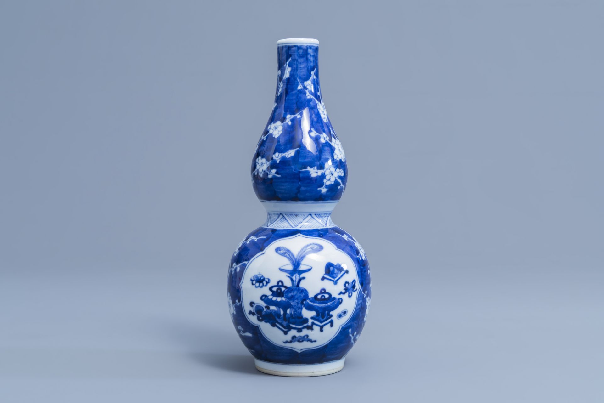 A Chinese blue and white double gourd vase with antiquities design and two plates with figurative de - Image 6 of 9