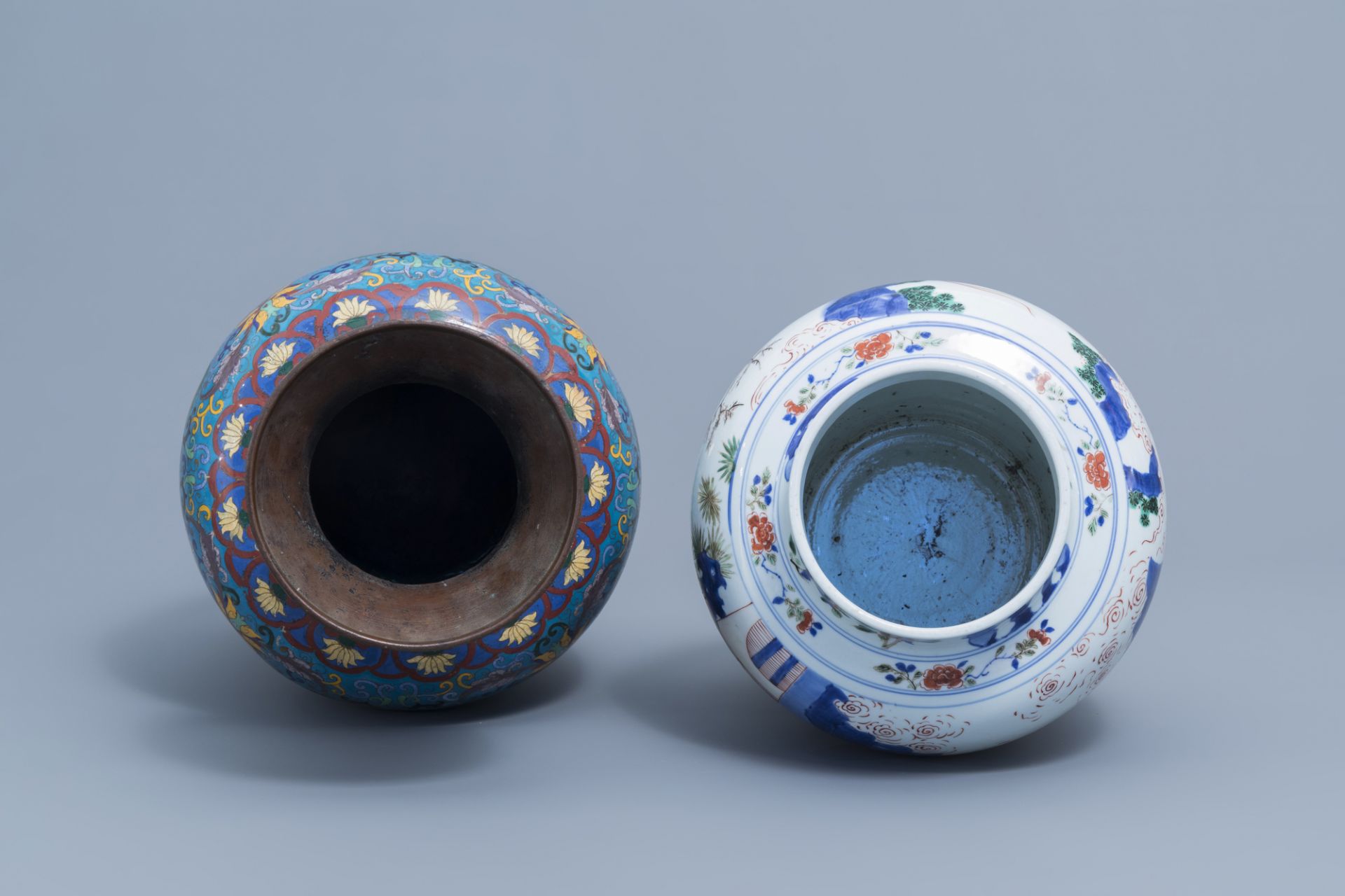 A Chinese wucai vase and cover with figurative design and a cloisonne vase with floral design, 19th/ - Image 5 of 8