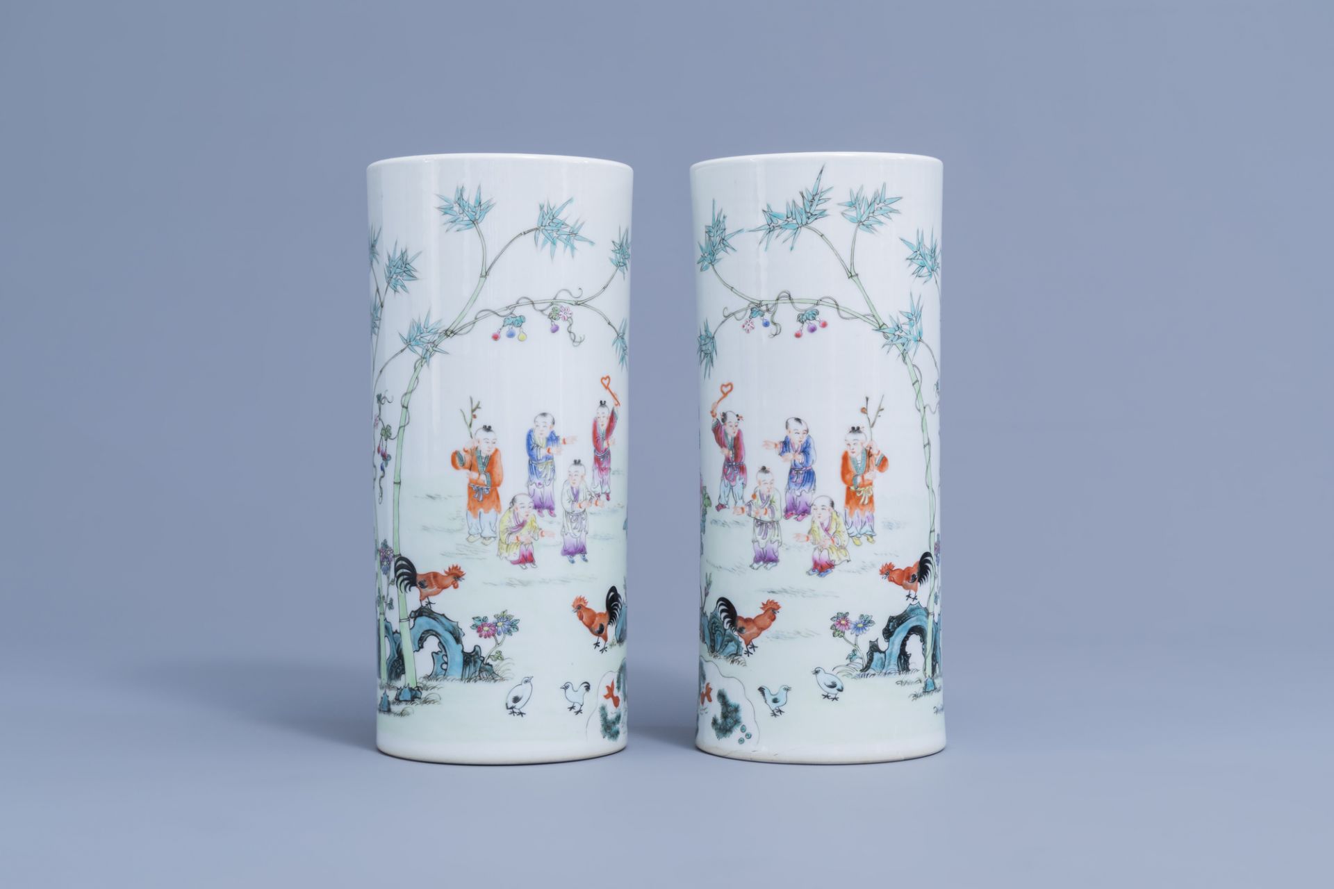 A pair of Chinese Nanking crackle 'dragon' vases & a pair of famille rose hat stands, 19th/20th C. - Image 2 of 13