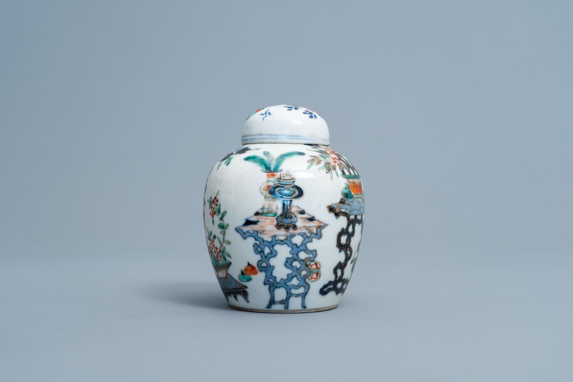A Chinese doucai 'antiquities' jar and cover, Kangxi mark, 19th C. - Image 3 of 7