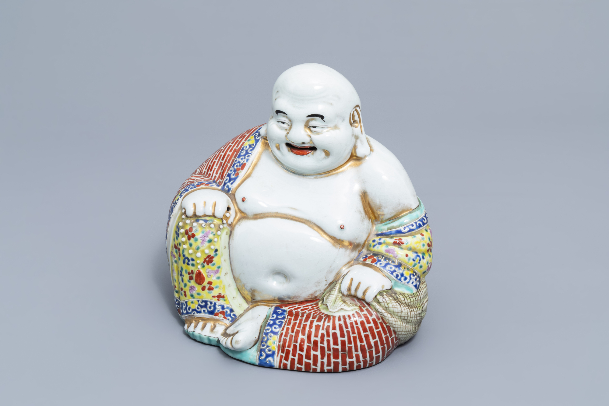 A Chinese famille rose figure of Buddha, 19th/20th C.