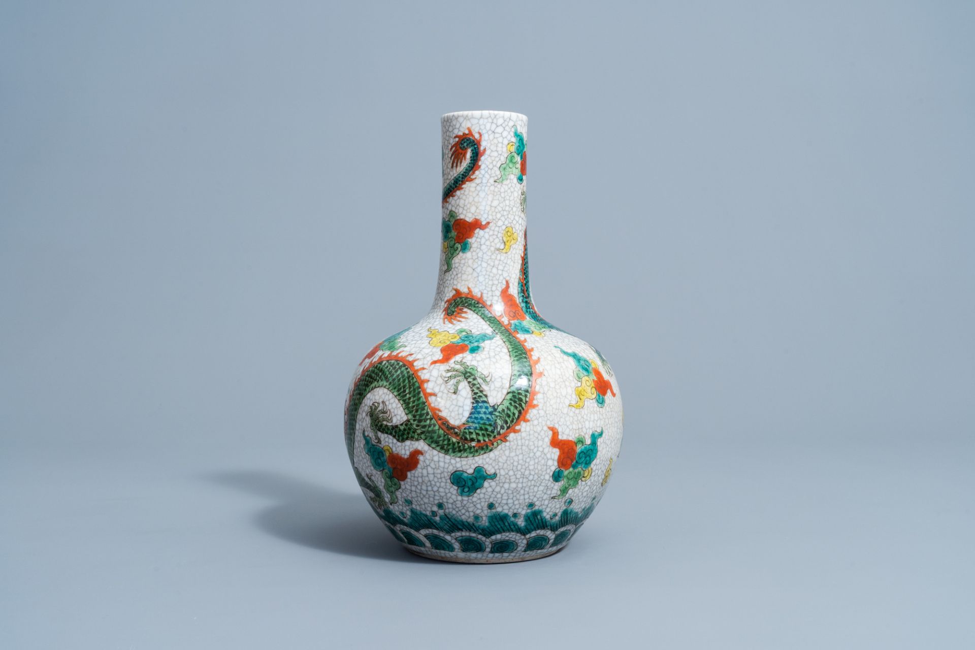 A Chinese Nanking famille verte crackled glazed tianqiu ping 'dragon' vase, 19th C. - Image 3 of 7