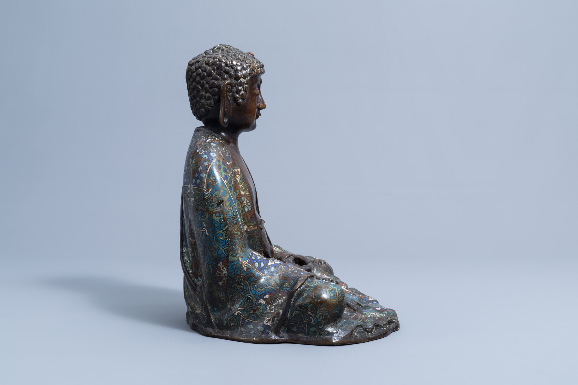 A large Japanese champleve enamel and bronze figure of a seated Buddha, Edo, 18th C. - Image 4 of 9