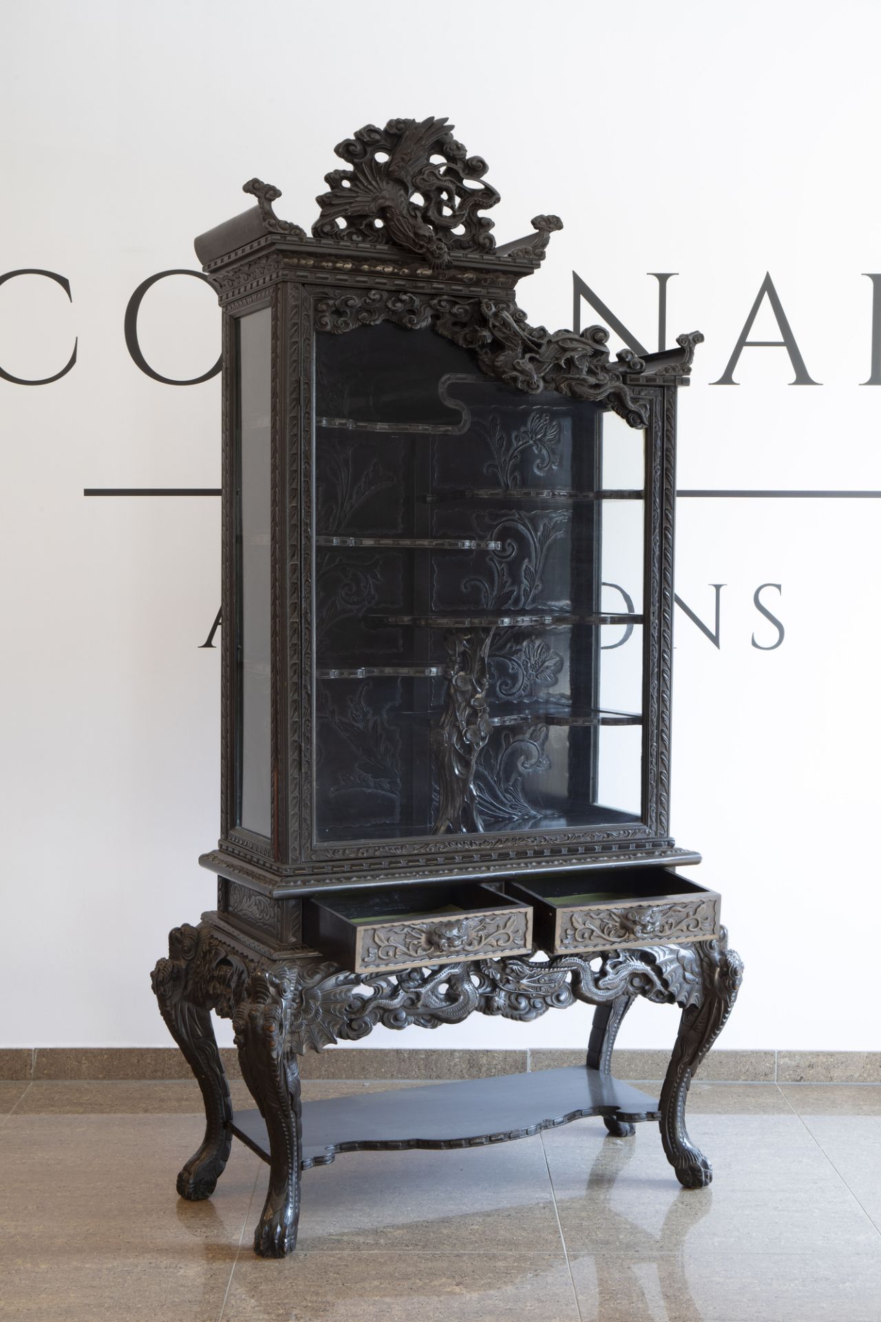 A Chinese or Japanese reticulated wooden 'dragons' display cabinet, ca. 1900 - Image 4 of 12