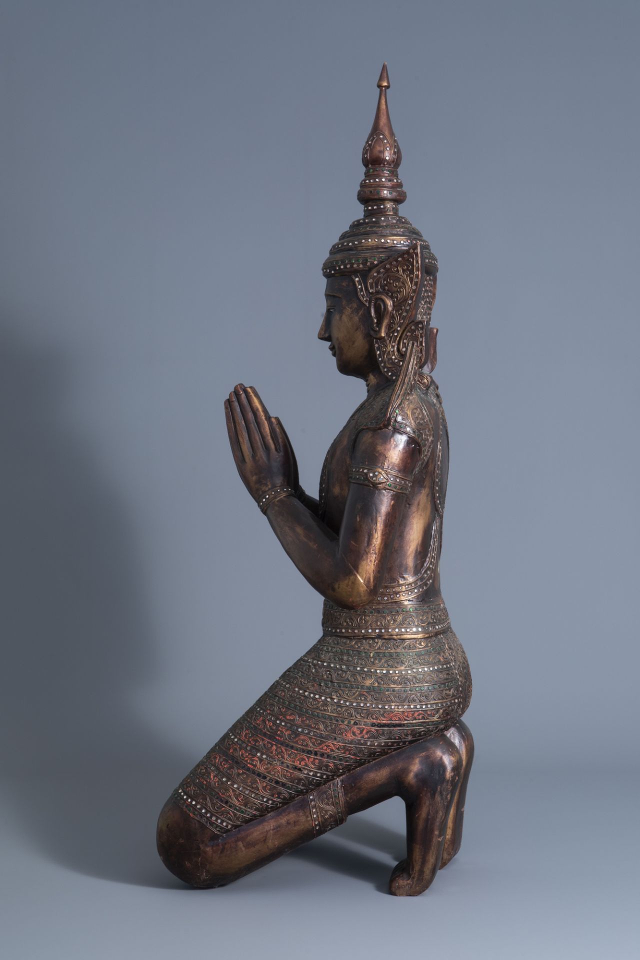 A patinated and gilt wooden kneeling Buddha figure, Thailand, 19th/20th C. - Image 5 of 7