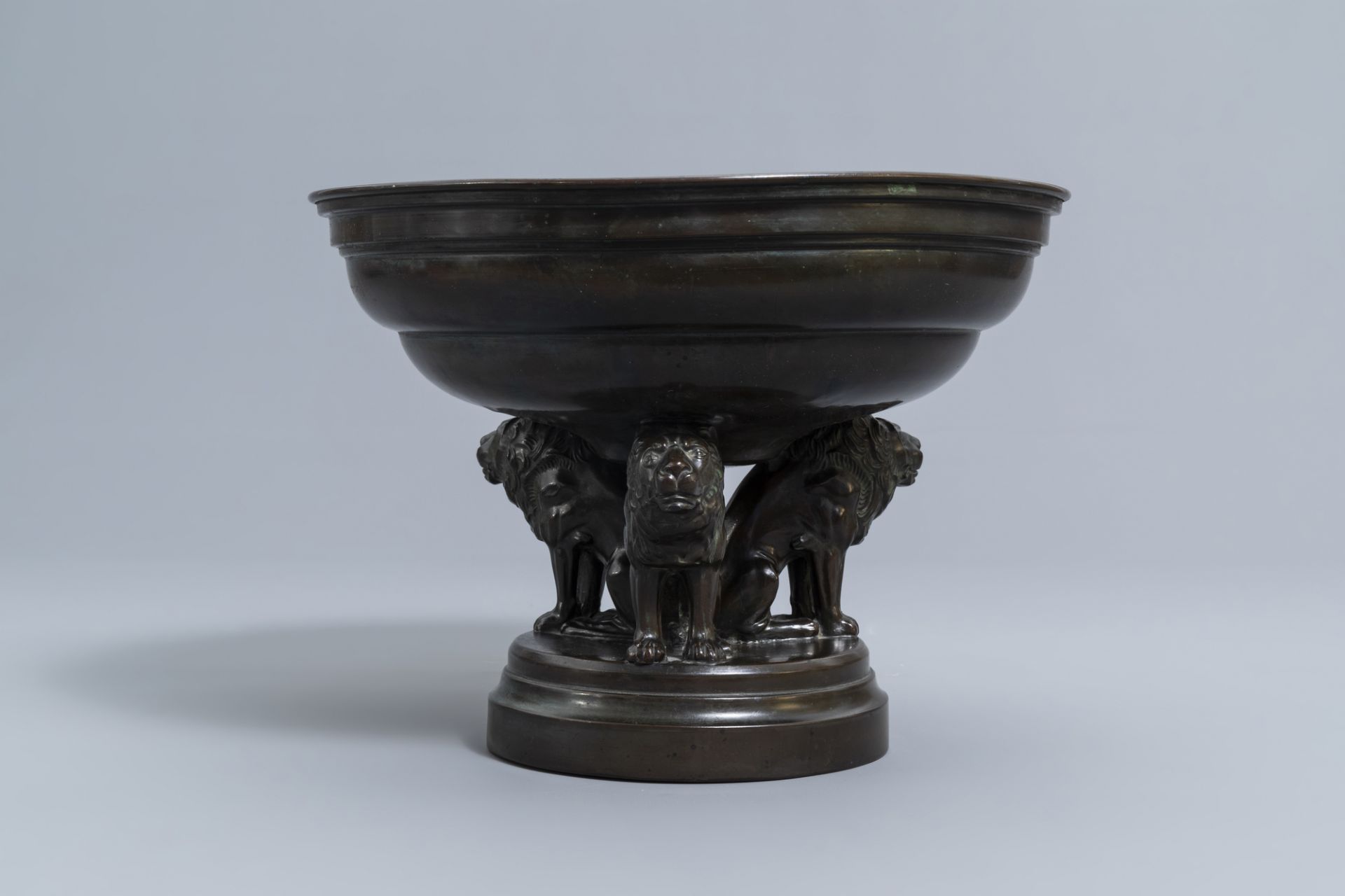 A French bronze and copper bowl resting on three lions, 19th/20th C - Image 3 of 7