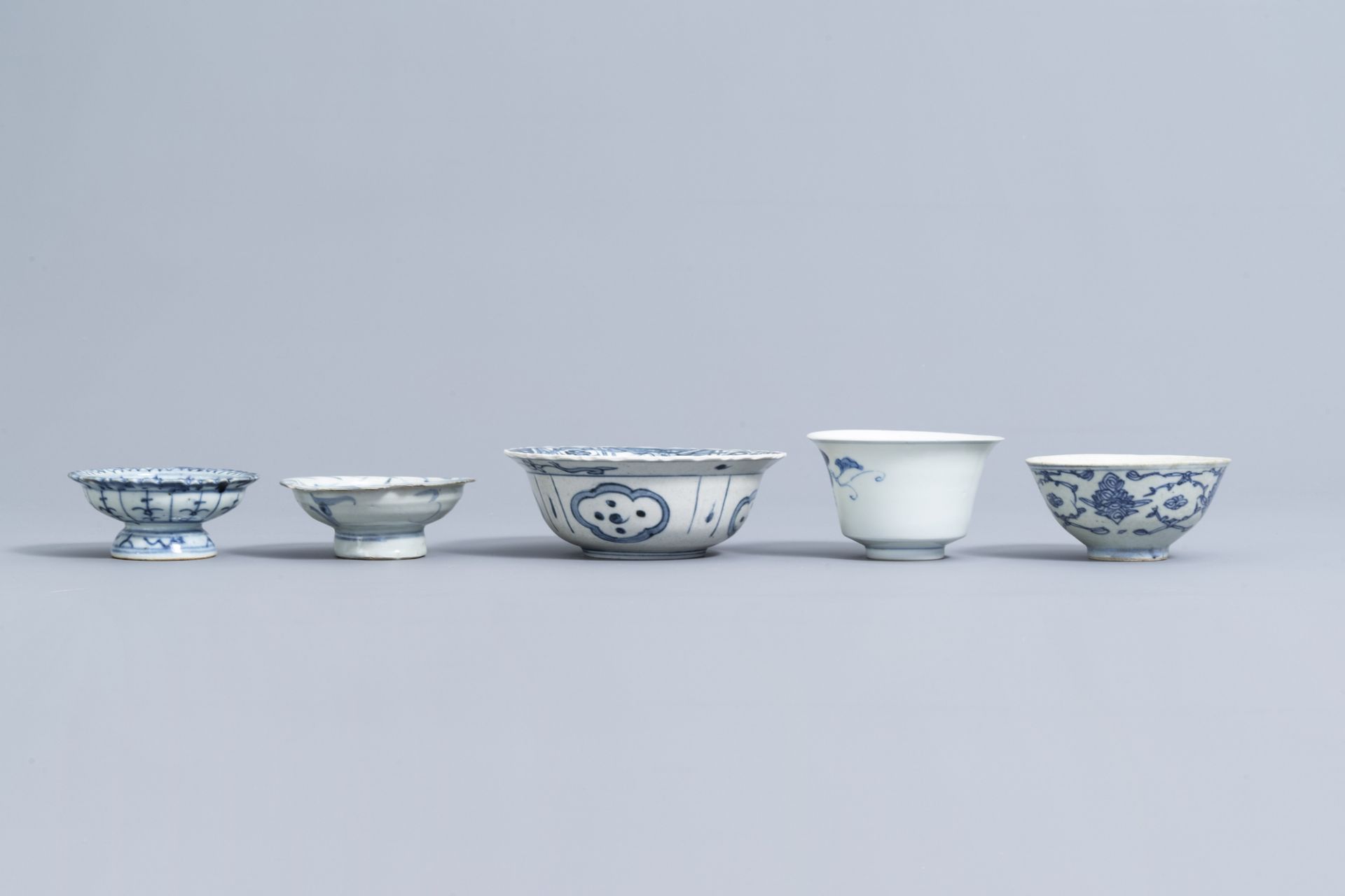 A varied collection of Chinese blue and white porcelain, 19th/20th C. - Image 11 of 13