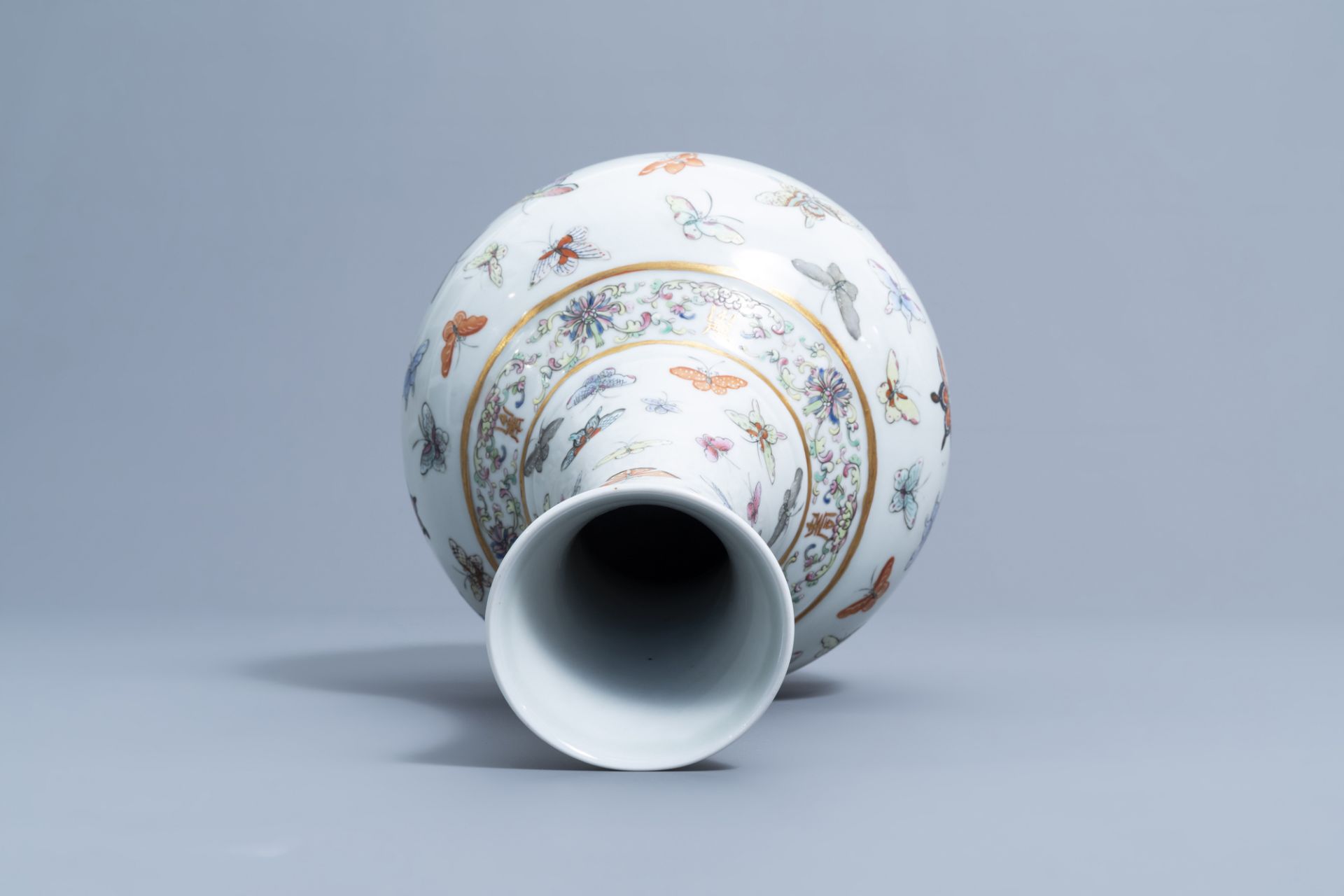 A Chinese famille rose '100 butterflies' bottle vase, Guangxu mark, 20th C. - Image 5 of 7