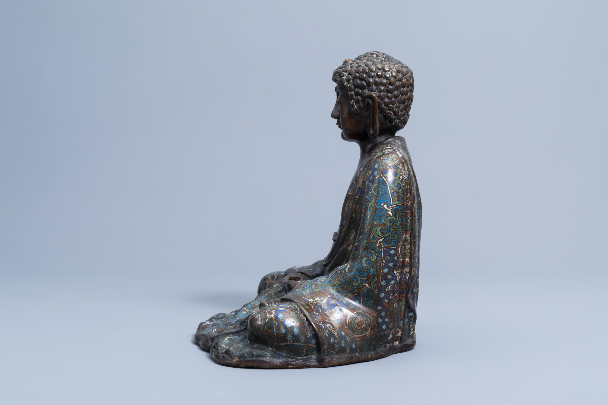 A large Japanese champleve enamel and bronze figure of a seated Buddha, Edo, 18th C. - Image 6 of 9