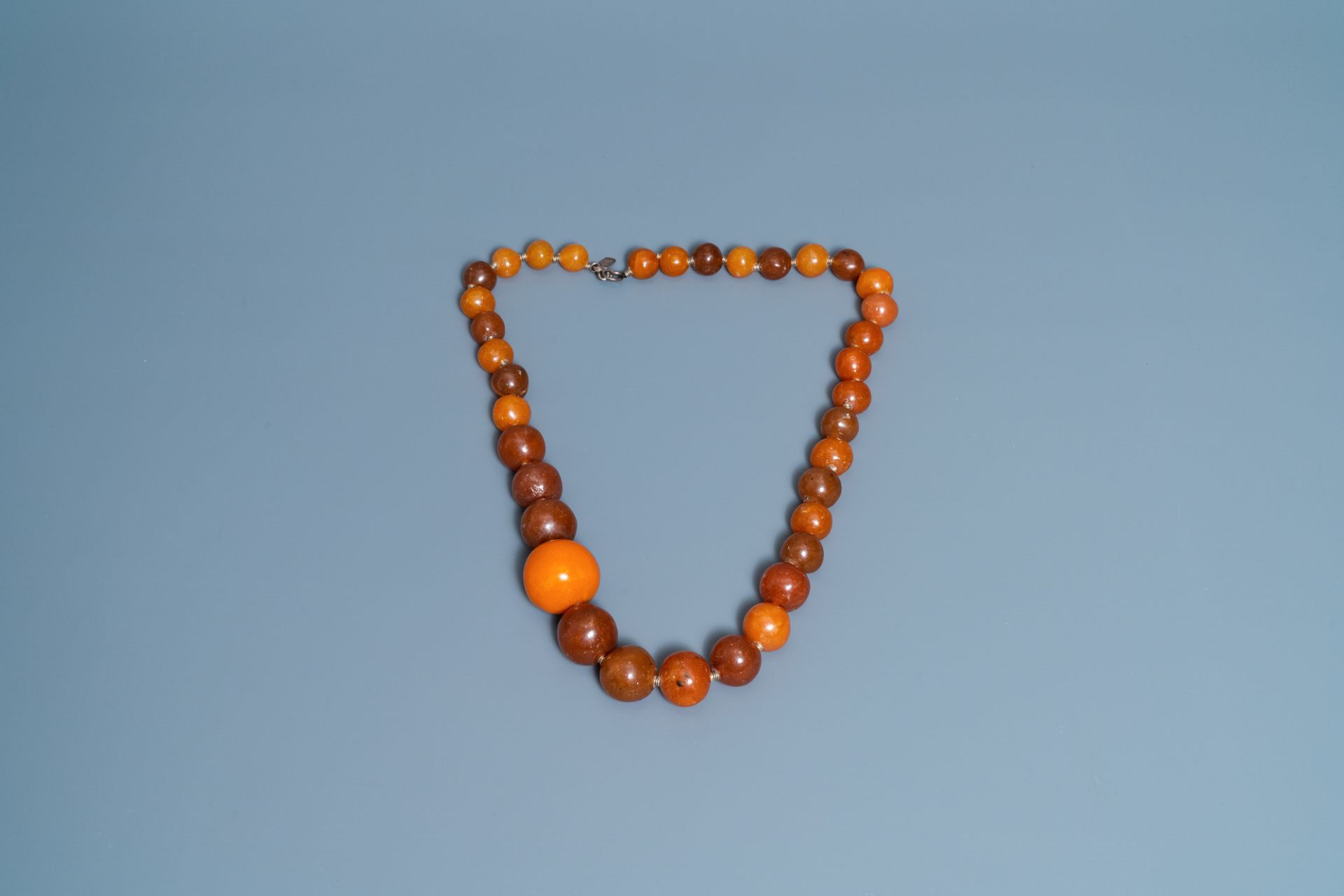 A Chinese necklace with large amber beads, 19th C. - Image 2 of 5