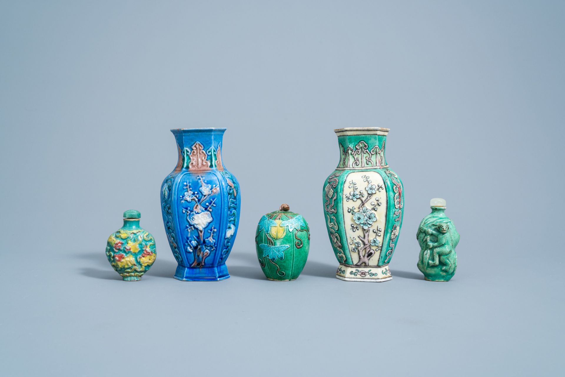 A Chinese sancai glazed jar & cover, two snuff bottles & two floral vases with antiquities, 19th/20t - Image 2 of 5