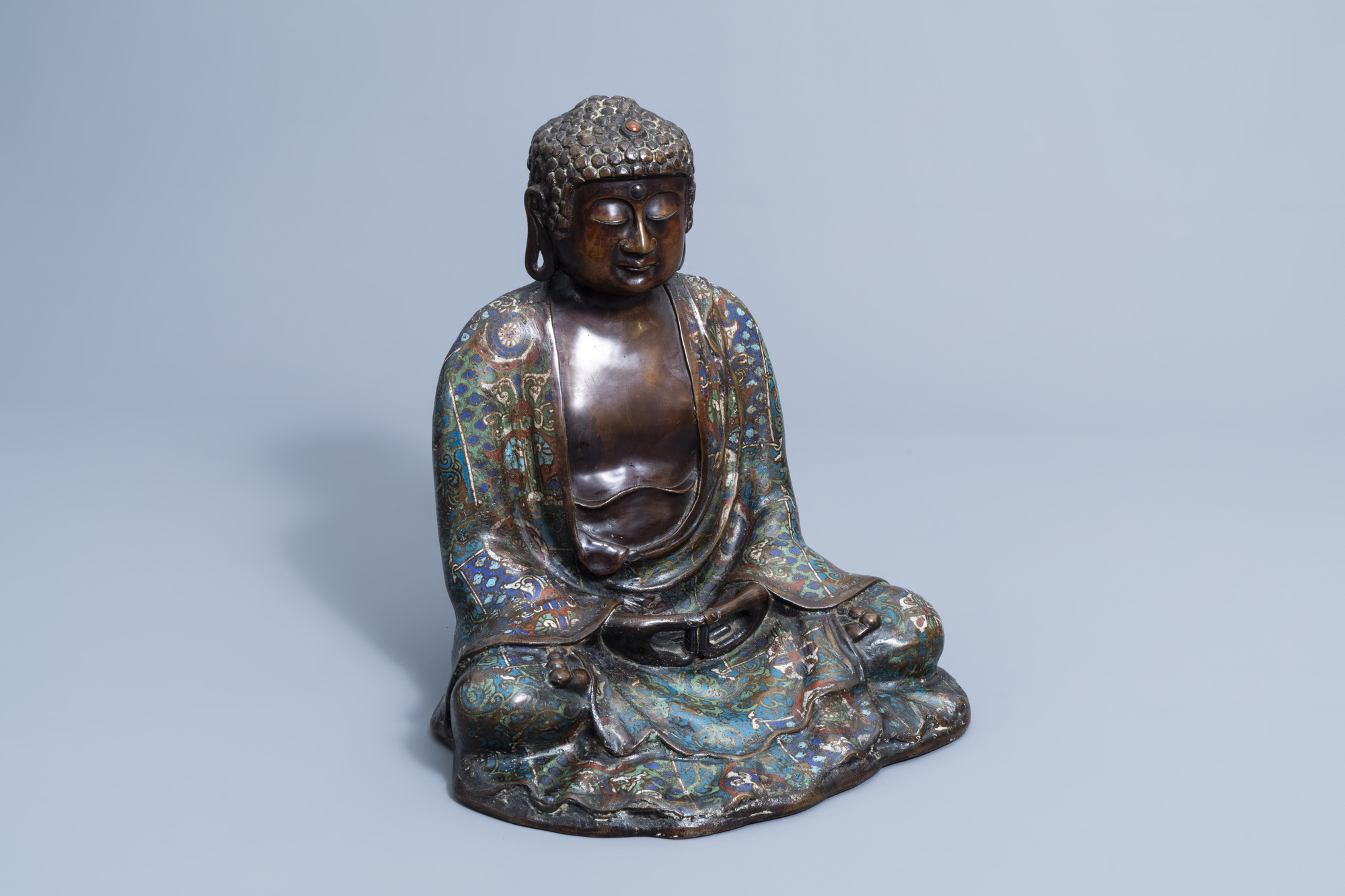 A large Japanese champleve enamel and bronze figure of a seated Buddha, Edo, 18th C. - Image 3 of 9