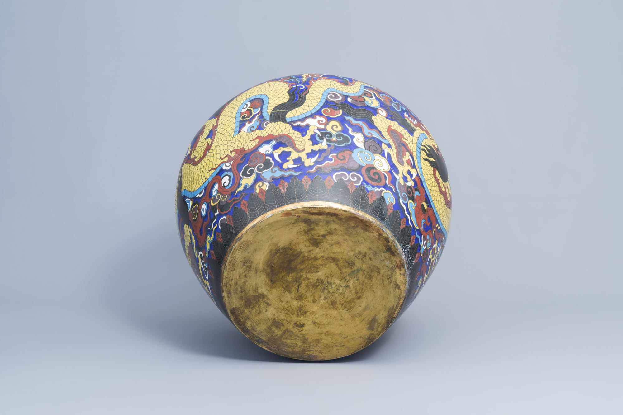 A large Chinese cloisonne 'dragons' jar and cover, 20th C. - Image 7 of 9