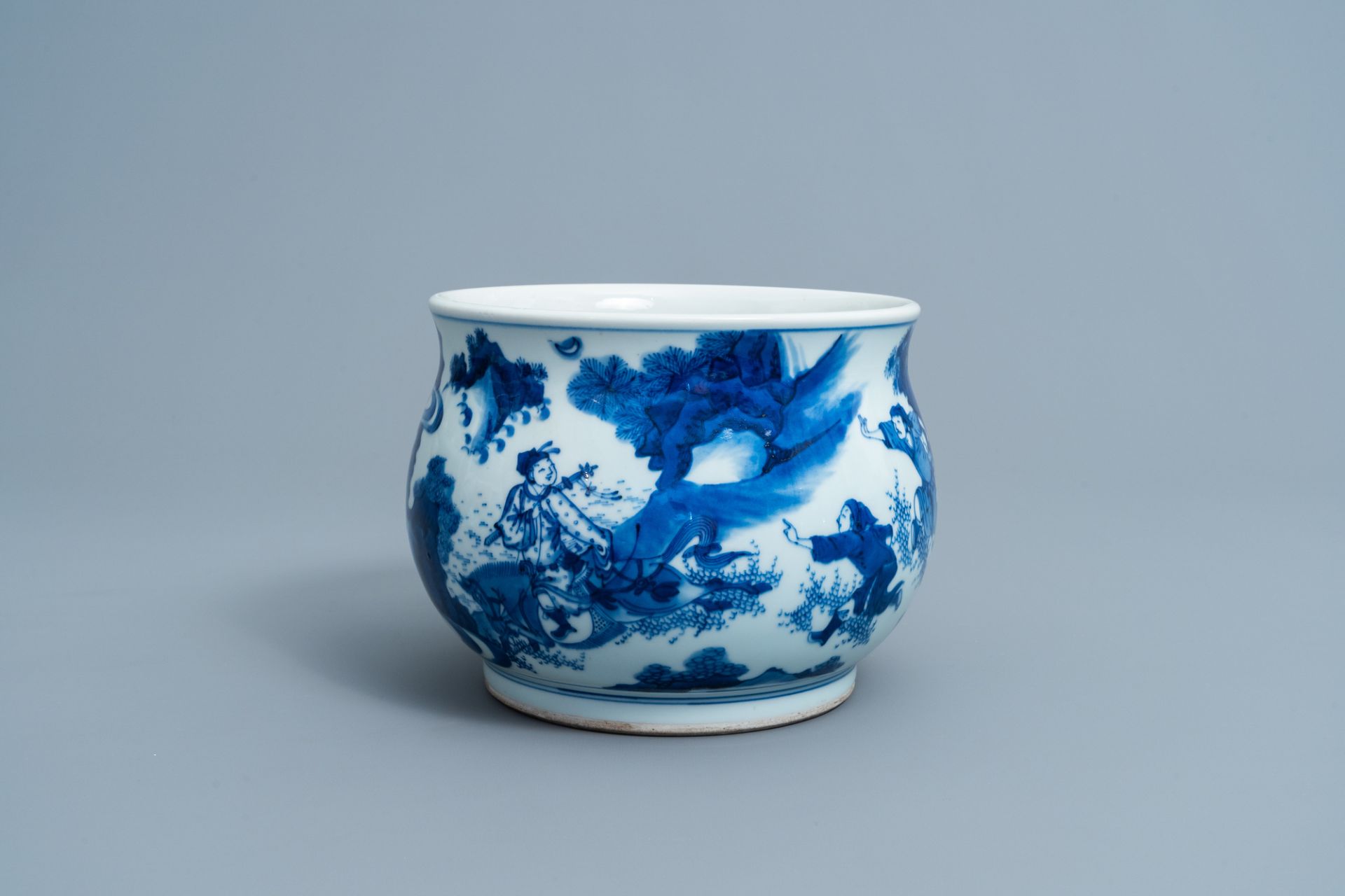 A Chinese blue and white censer with figures in a landscape, 19th/20th C. - Bild 2 aus 9