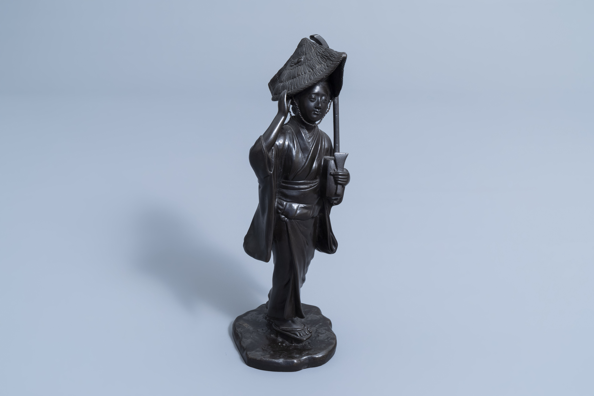 A Japanese bronze okimono of a musician, signed Seiya Saku, Meiji, 19th C. - Image 8 of 10