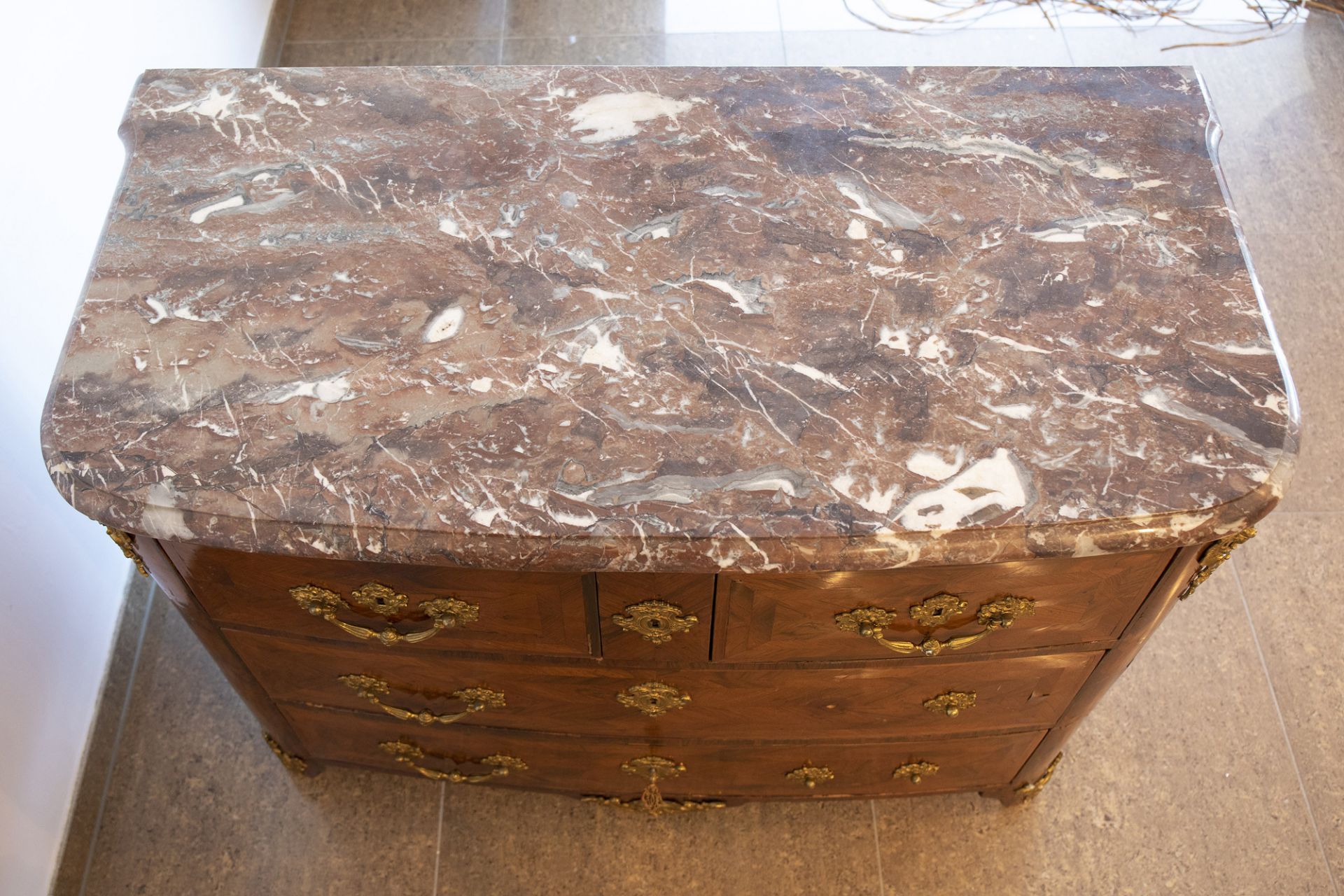 A French Regence style gilt bronze mounted chest of drawers with marble top, 18th C. - Image 7 of 8