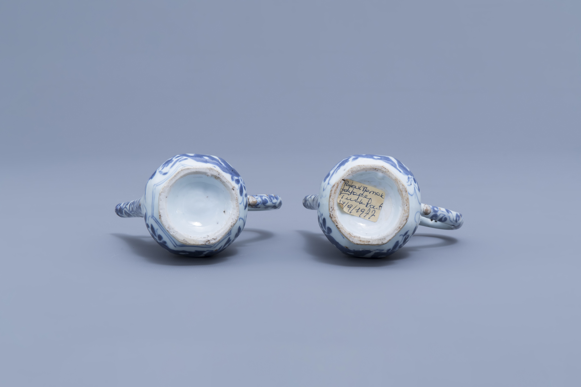 A pair of Chinese blue and white wine jugs with European subject, Kangxi - Image 7 of 10