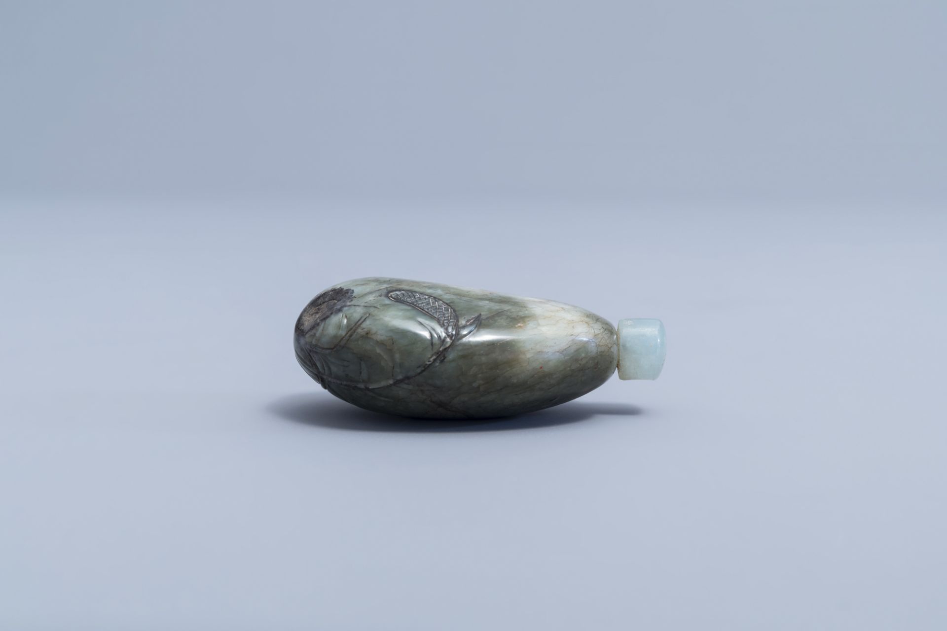 A Chinese greyish jade snuff bottle with incised floral design, 19th/20th C. - Image 4 of 8