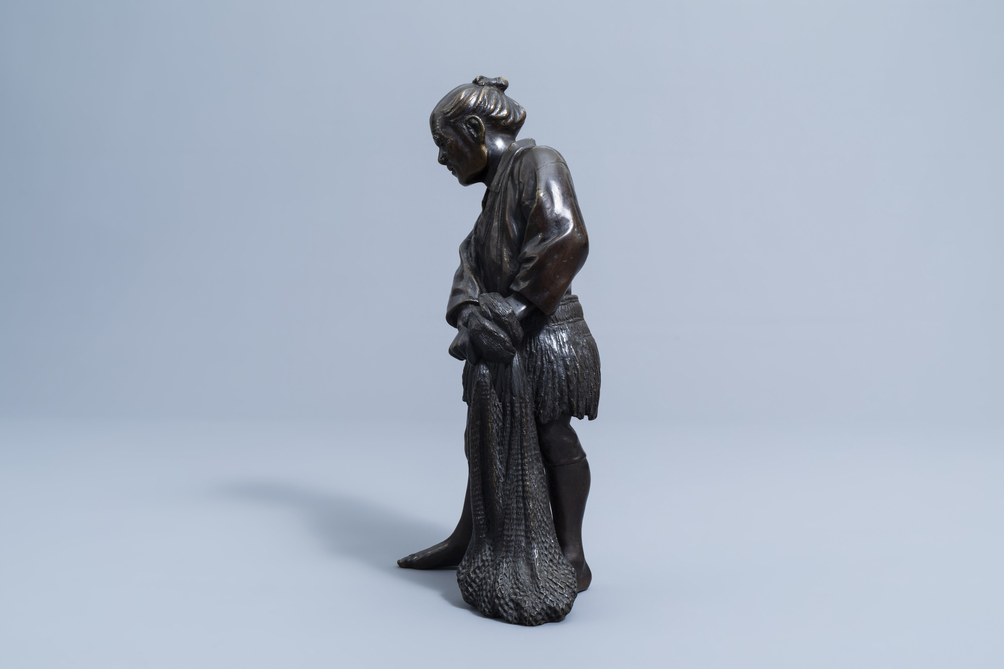 A Japanese bronze okimono of a fisherman, Meiji, 19th C. - Image 6 of 8