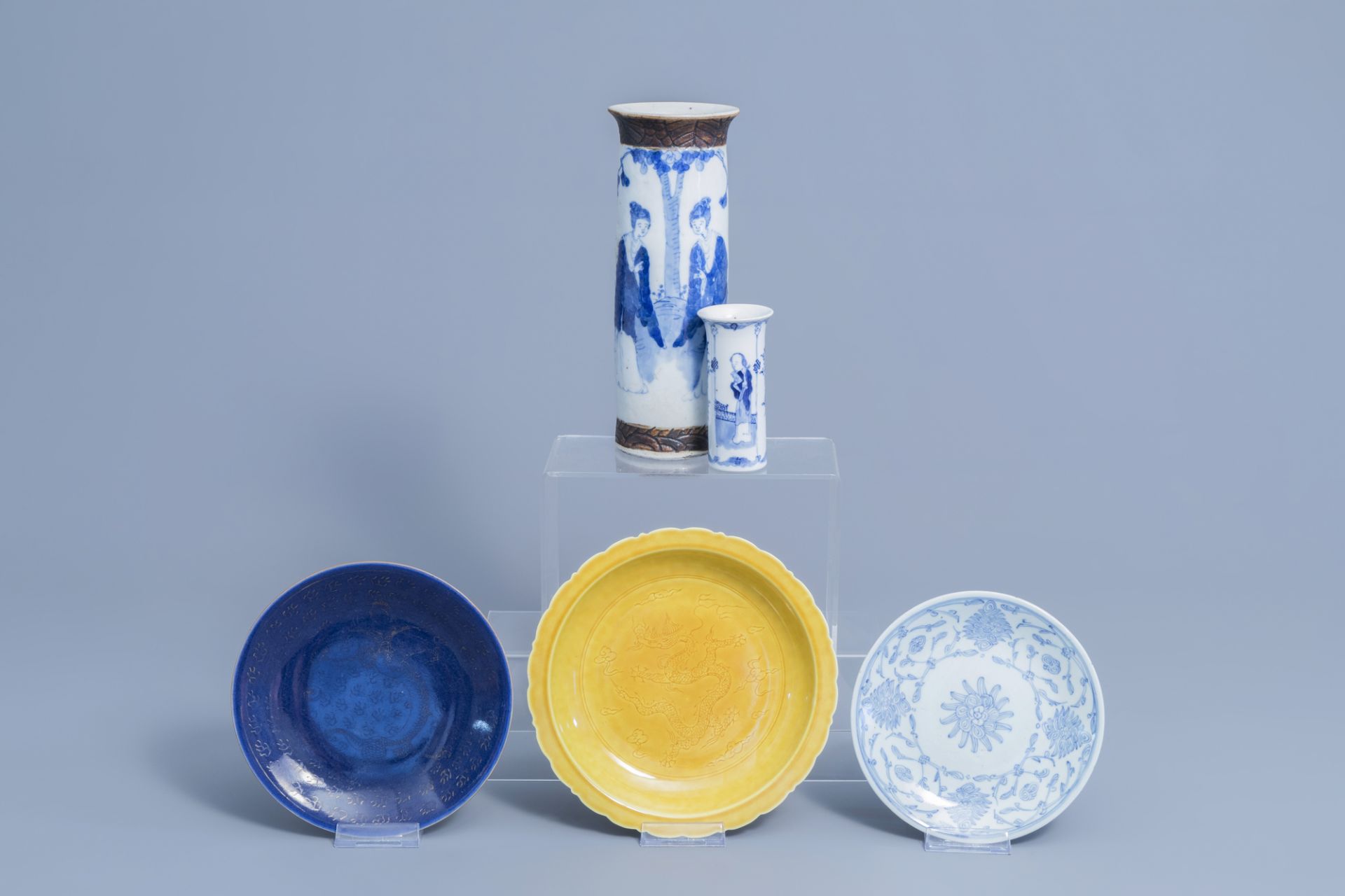 Two Chinese blue and white vases, two plates and a yellow monochrome dish, 19th/20th C.