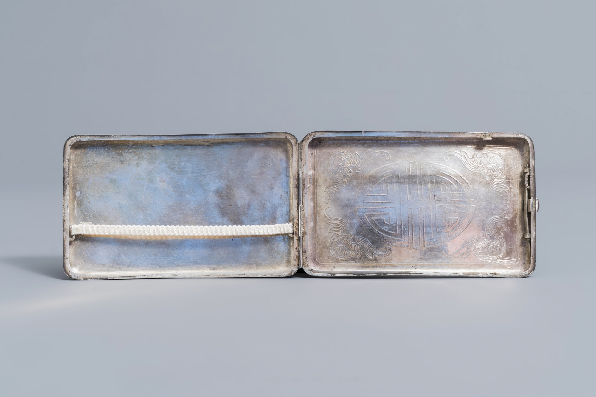 A Chinese silver cigarette box with figures in a landscape and monogram 'GB', 19th/20th C. - Image 4 of 8