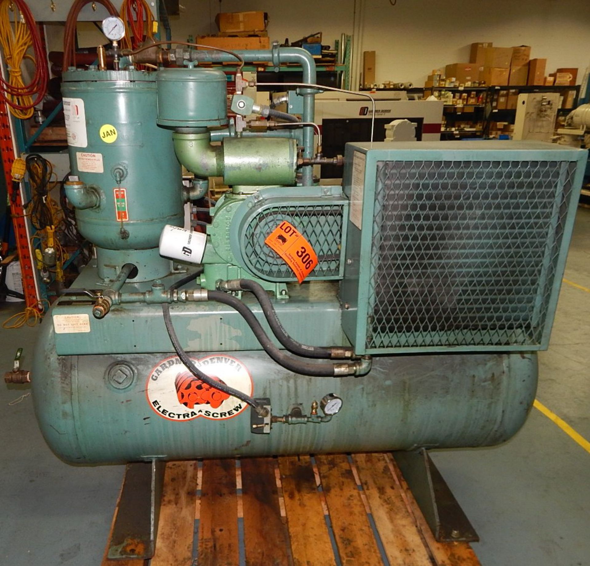 GARDNER DENVER (2004) BESDB TANK-MOUNTED ROTARY SCREW AIR COMPRESSOR WITH 15 HP, 125 PSI, S/N: