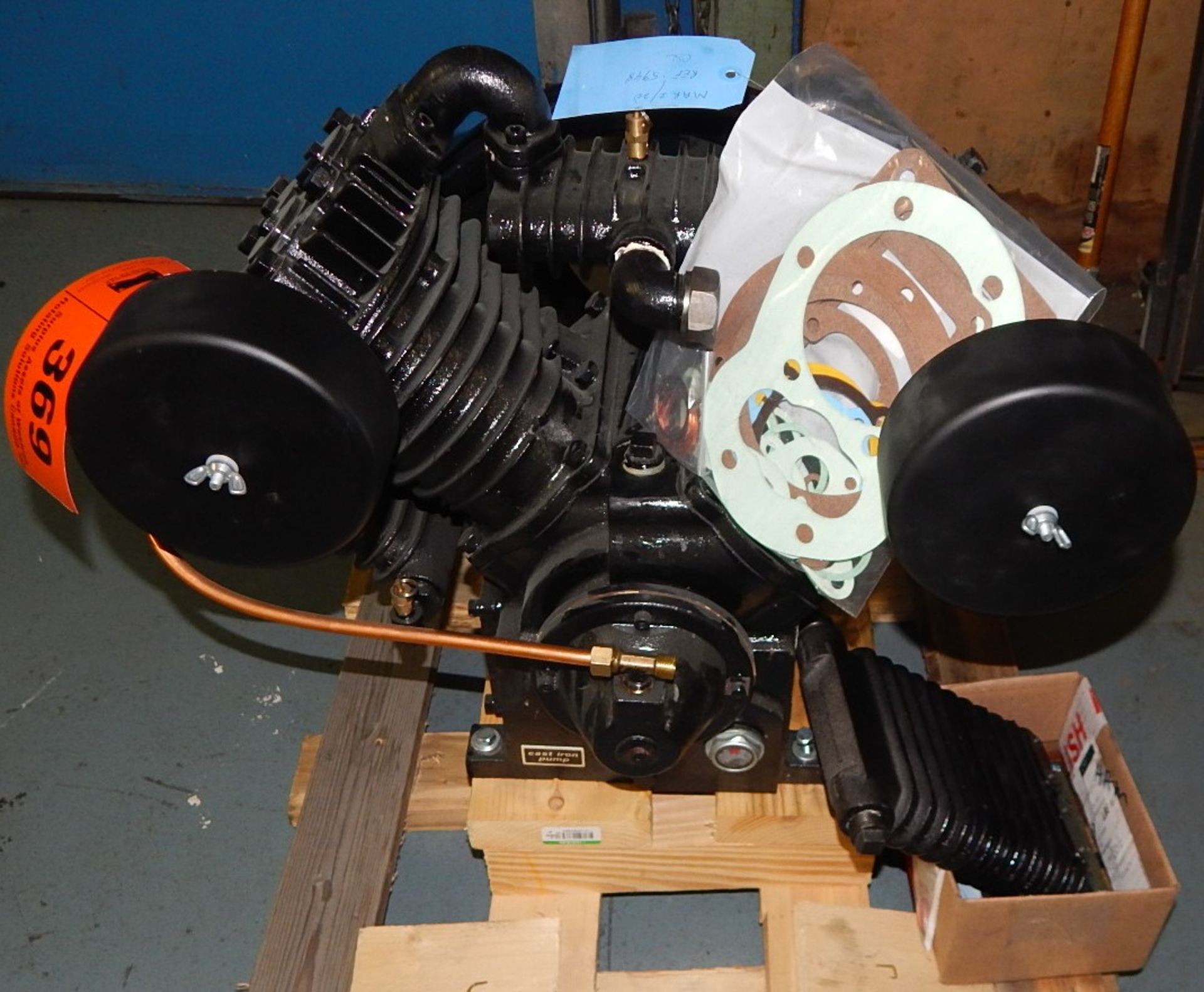 EAST IRON PUMP COMPRESSOR HEAD ASSEMBLY (CI) [RIGGING FEE FOR LOT #369 - $25 CAD PLUS APPLICABLE - Image 3 of 4