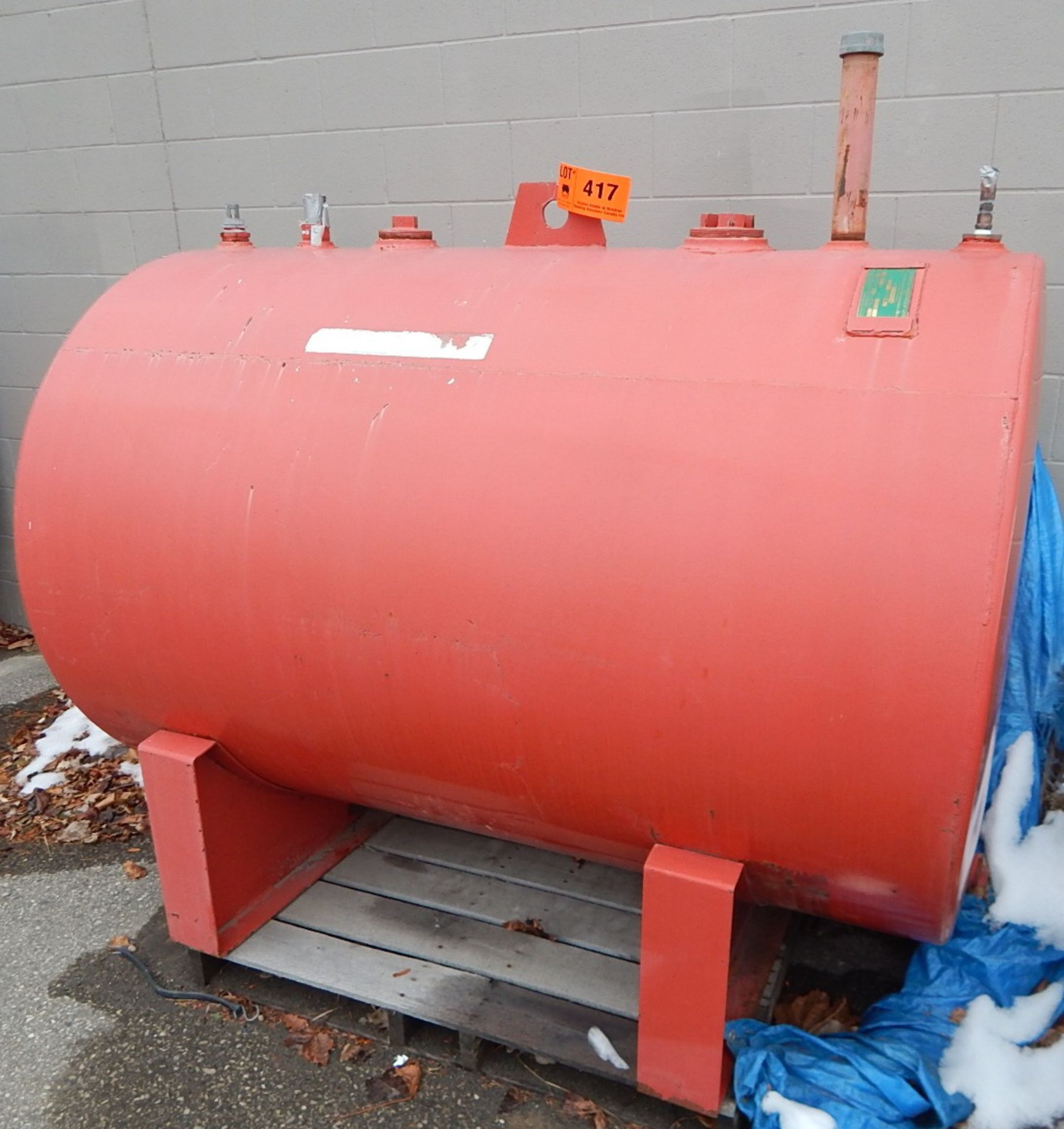 ABOVE GROUND OUTDOOR FUEL STORAGE TANK WITH 2270L CAPACITY, S/N: 209167 (CI) [RIGGING FEE FOR LOT #