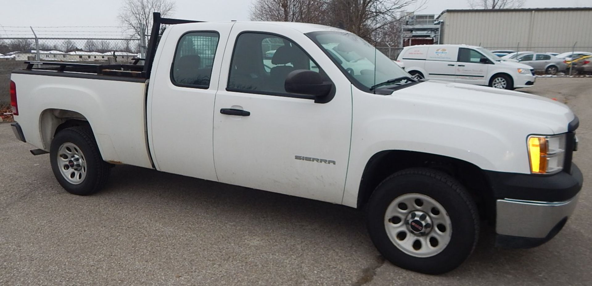 GMC (2010) SIERRA 1500 PICKUP TRUCK WITH 4.0L V6 GAS ENGINE, AUTOMATIC TRANSMISSION, MANUAL WINDOWS, - Image 2 of 4