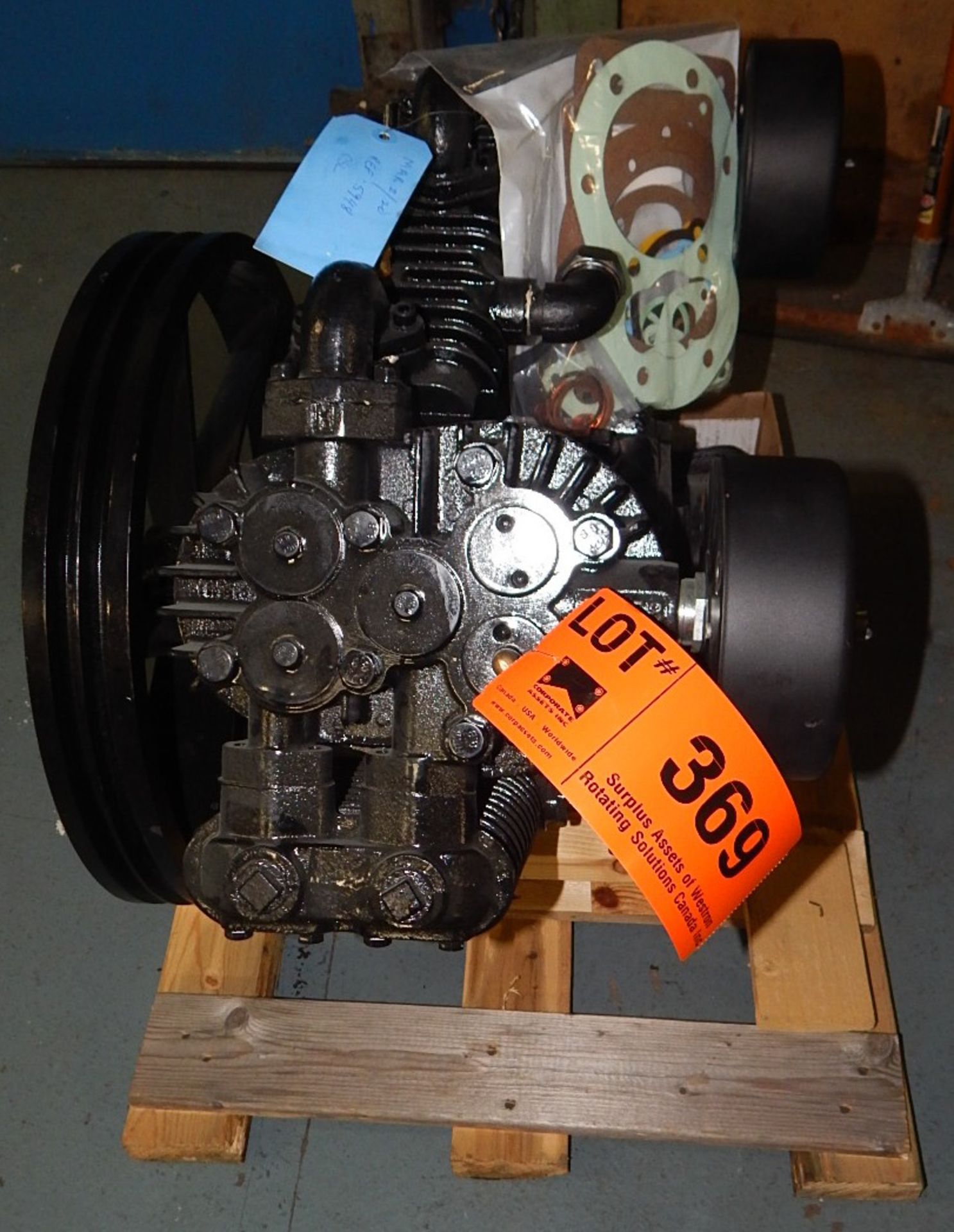 EAST IRON PUMP COMPRESSOR HEAD ASSEMBLY (CI) [RIGGING FEE FOR LOT #369 - $25 CAD PLUS APPLICABLE