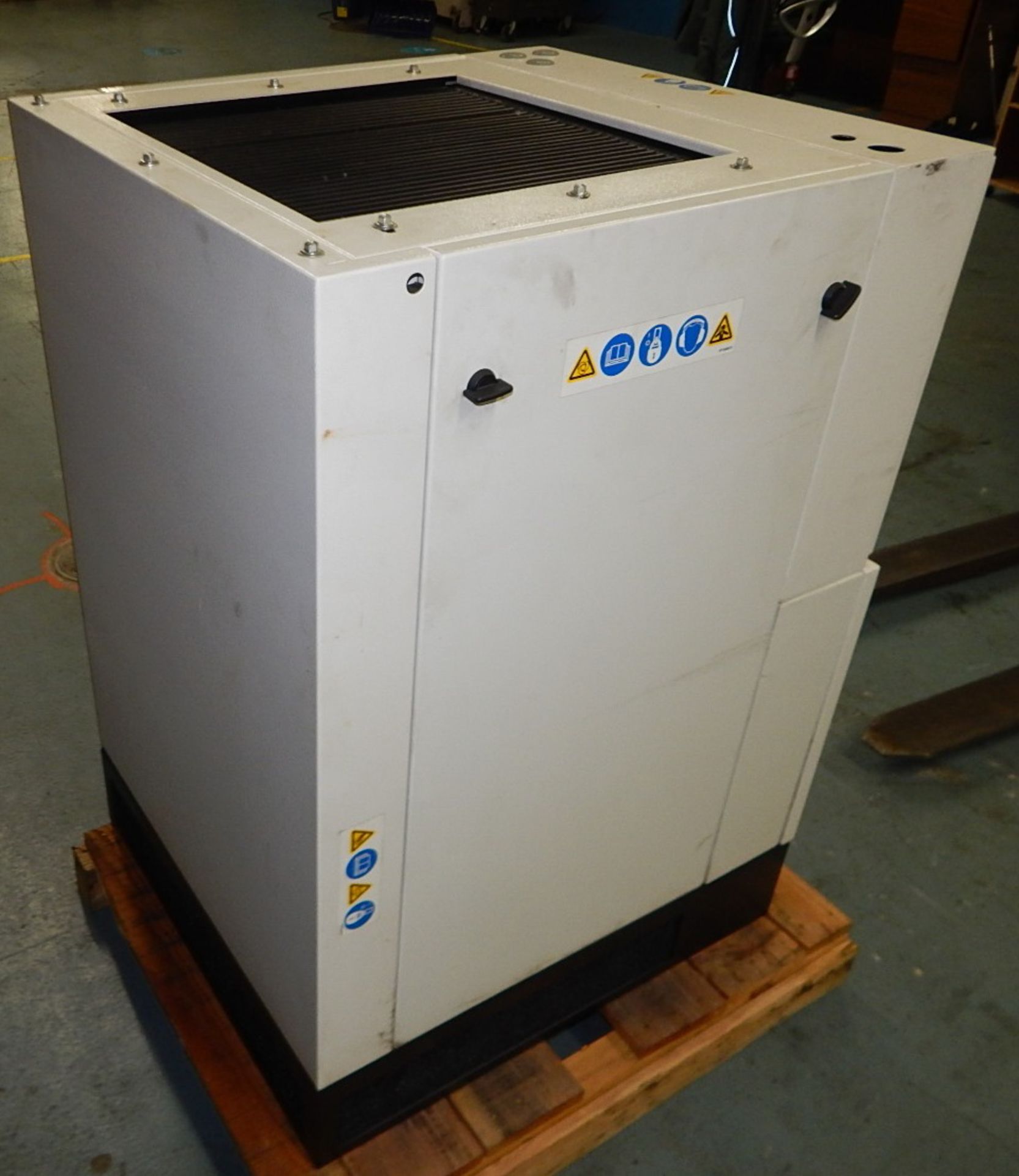 GARDNER DENVER APEX5-15A ROTARY SCREW AIR COMPRESSOR WITH 15 HP, 123 PSI, S/N: D125650 (CI) [RIGGING - Image 4 of 6