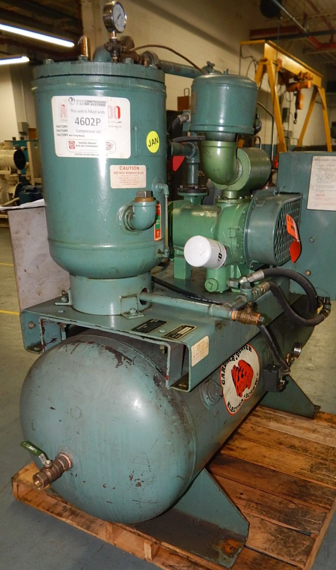 GARDNER DENVER (2004) BESDB TANK-MOUNTED ROTARY SCREW AIR COMPRESSOR WITH 15 HP, 125 PSI, S/N: - Bild 2 aus 6