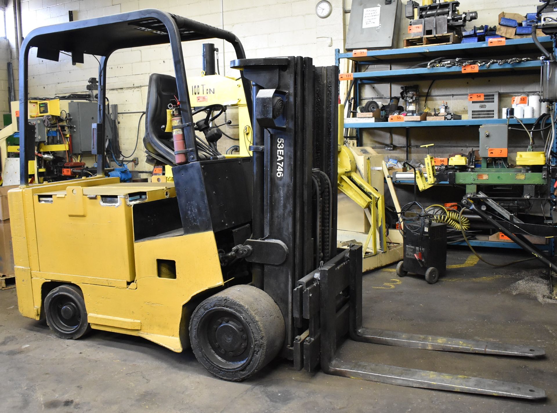 YALE ERC080HBN36SE075SR 36V ELECTRIC FORKLIFT WITH 8000LB CAPACITY, 155" MAX. LIFT HEIGHT, 3 STAGE