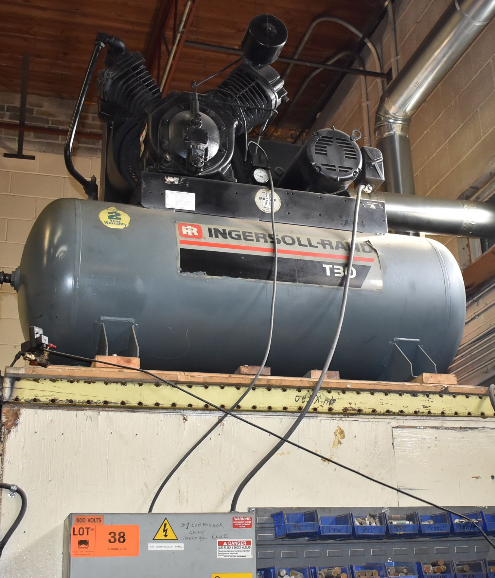 INGERSOLL-RAND T-30 PISTON-TYPE TANK MOUNTED AIR COMPRESSOR WITH 30HP MOTOR AND DISCONNECT BOX ( - Image 2 of 3