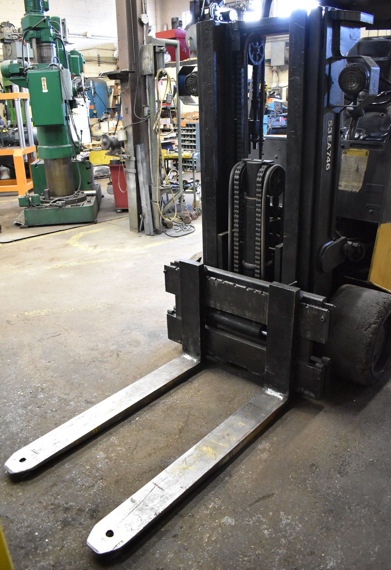 YALE ERC080HBN36SE075SR 36V ELECTRIC FORKLIFT WITH 8000LB CAPACITY, 155" MAX. LIFT HEIGHT, 3 STAGE - Image 3 of 5