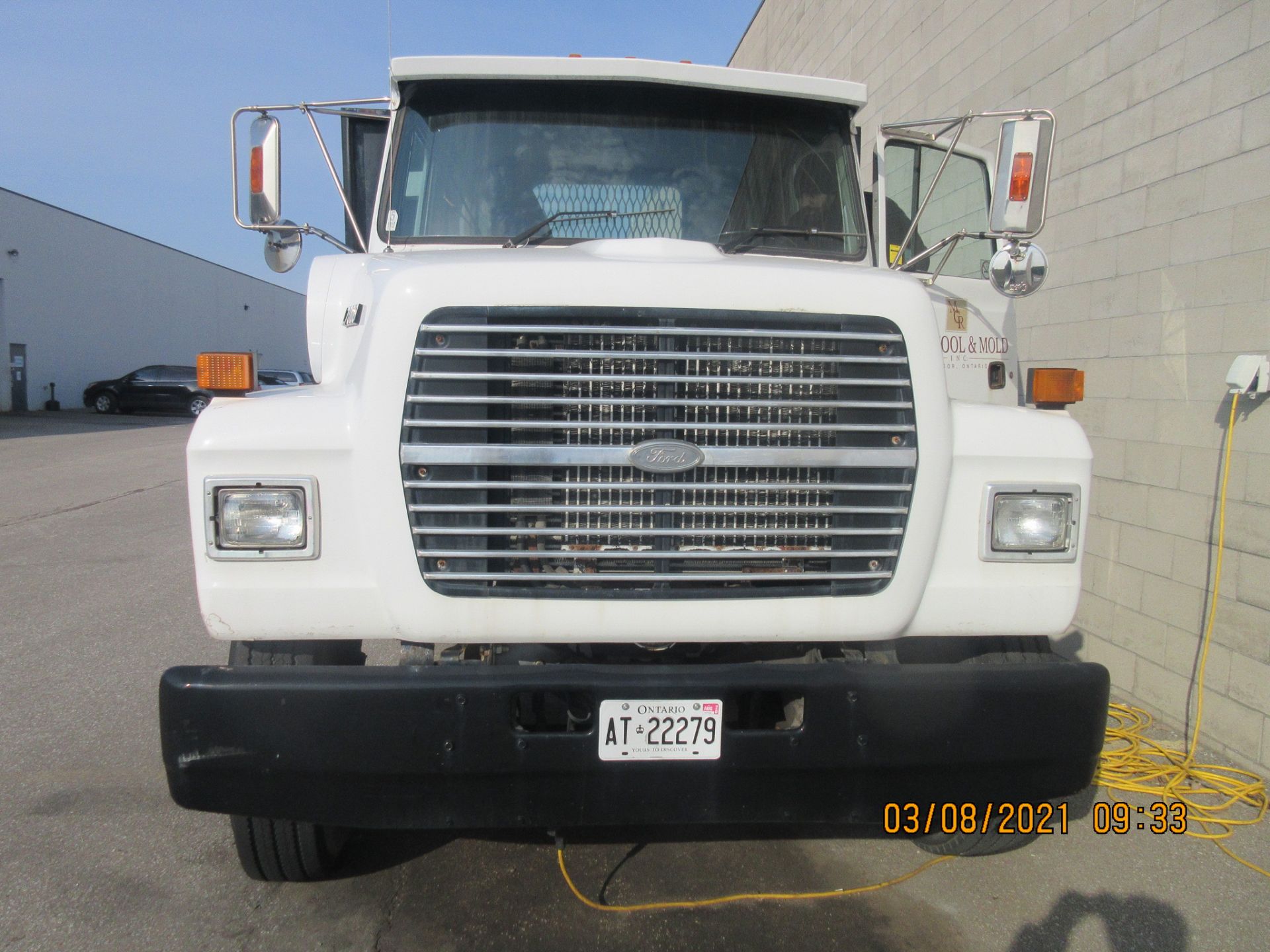 FORD (1996) L7000 SINGLE AXEL MANUAL FLATBED TRUCK WITH 346,631 KMS. VIN # 1FDPR72C5TVA32210