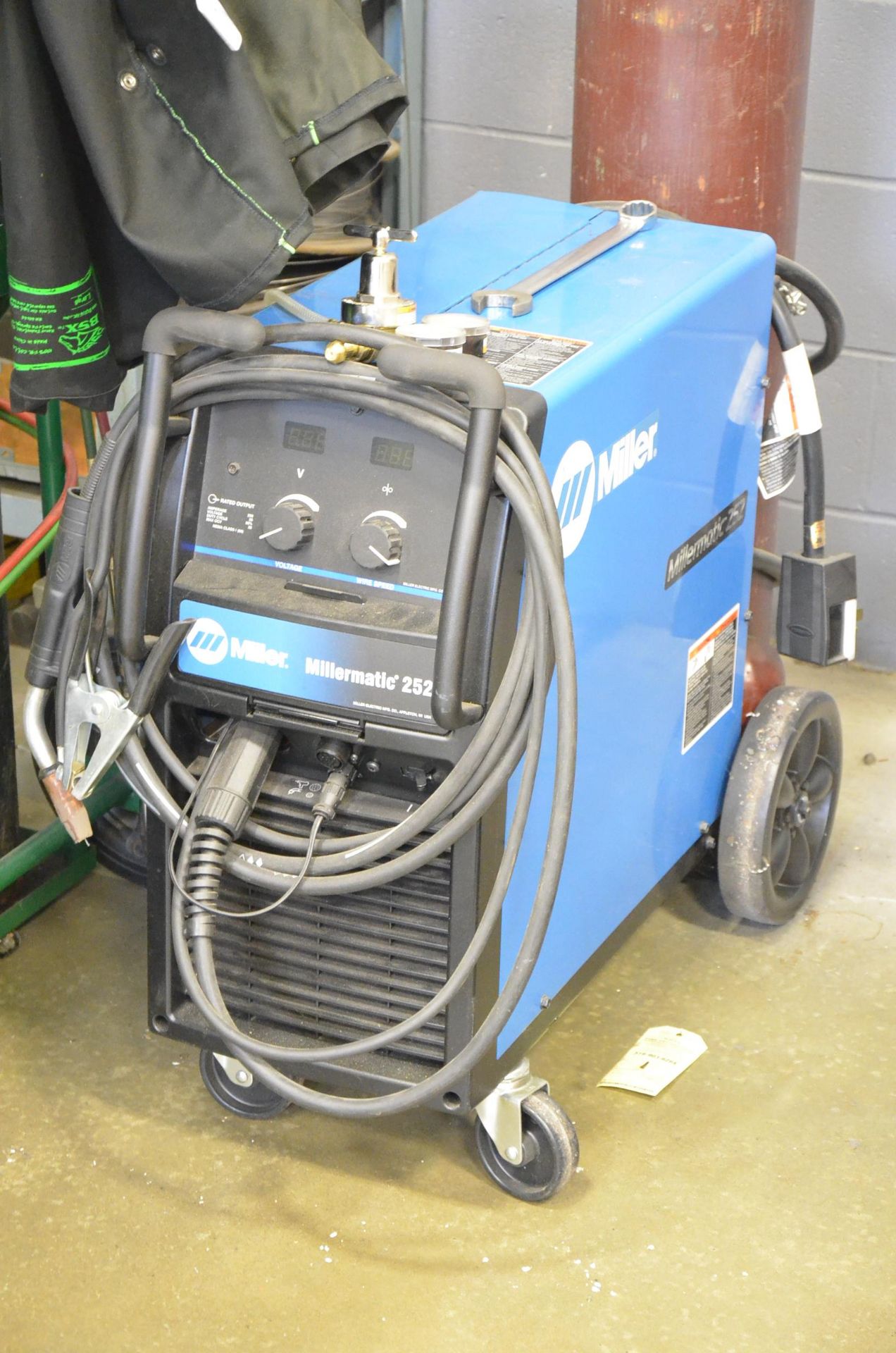 MILLER MILLERMATIC 252 PORTABLE DIGITAL MIG WELDER WITH CABLES AND GUN, 230-460-575V/1PH/60HZ, S/N