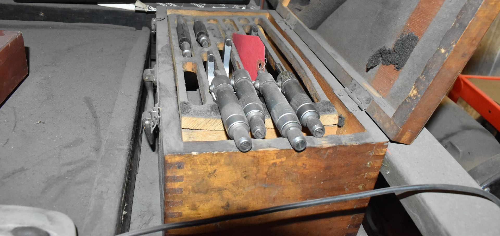 LOT/ STEEL RACK WITH INSPECTION EQUIPMENT - INCLUDING OUTSIDE MICROMETERS, INSIDE MICROMETERS, - Image 6 of 8