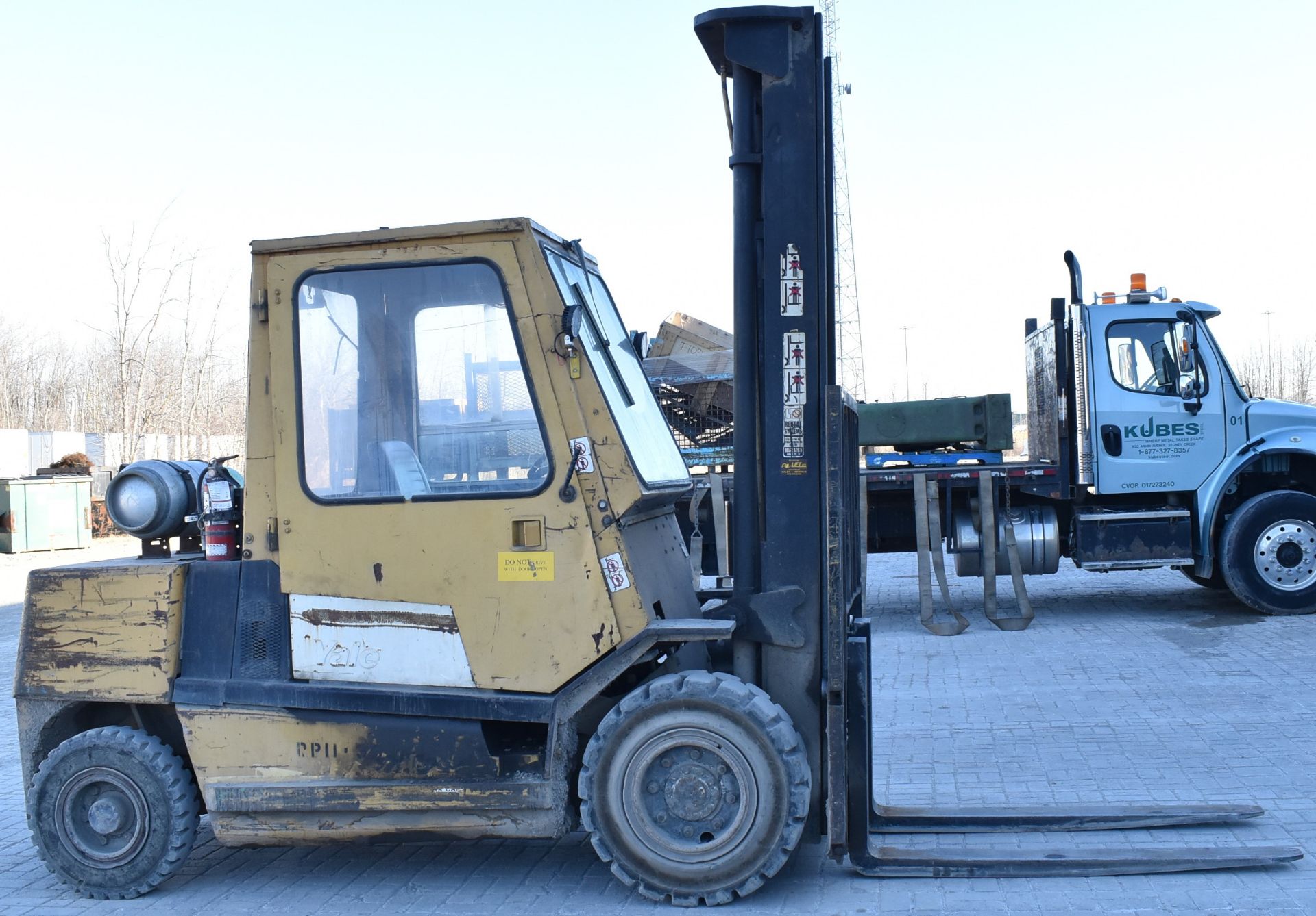 YALE GLP110MGNGBV124 LPG FORKLIFT WITH 11,000 LB CAPACITY, 24" LOAD CENTER, 180" MAX. VERTICAL - Image 2 of 6