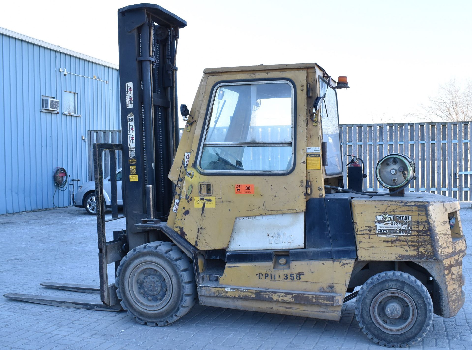 YALE GLP110MGNGBV124 LPG FORKLIFT WITH 11,000 LB CAPACITY, 24" LOAD CENTER, 180" MAX. VERTICAL