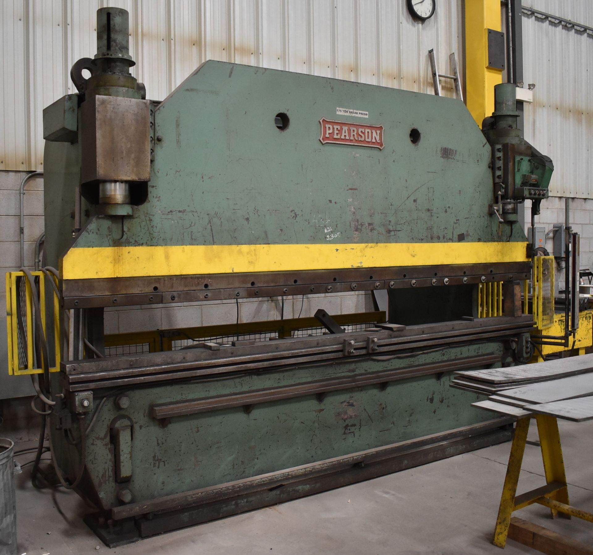 PEARSON HYDRAULIC BRAKE PRESS WITH 175 TON CAPACITY, 147" OVERALL BENDING LENGTH, 122" BETWEEN